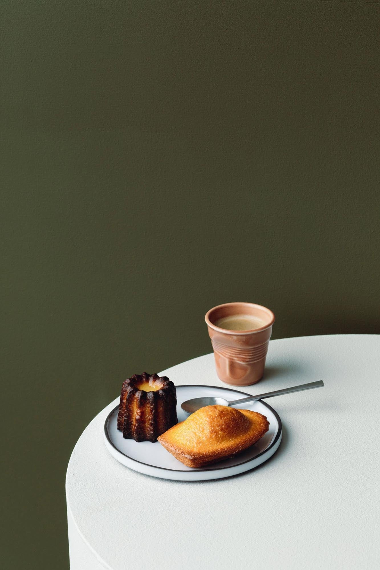 Eleganter 18cl Porzellanbecher von Revol in verbrannter Erde, ideal für Cappuccino, mit markantem Knitterdesign.