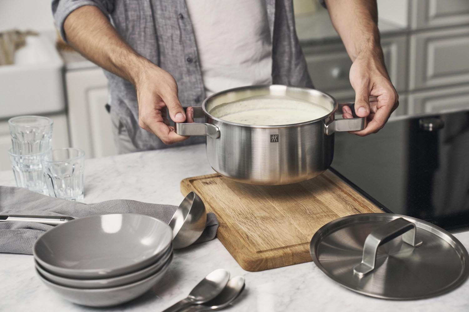 Elegantes 3-teiliges Zwilling Pure Kochgeschirrset, perfekt für vielseitige Gerichte, robust und modern designt.