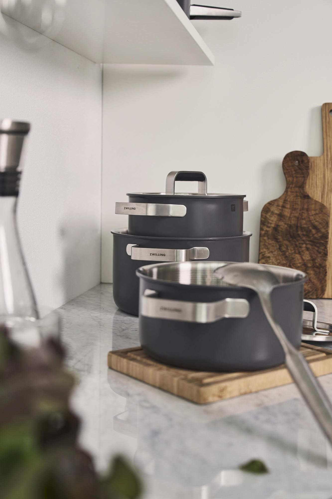 Modernes 5-teiliges Kochgeschirrset in Grau von Zwilling, perfekt für anspruchsvolles Kochen und stilvolle Kücheneinrichtung.