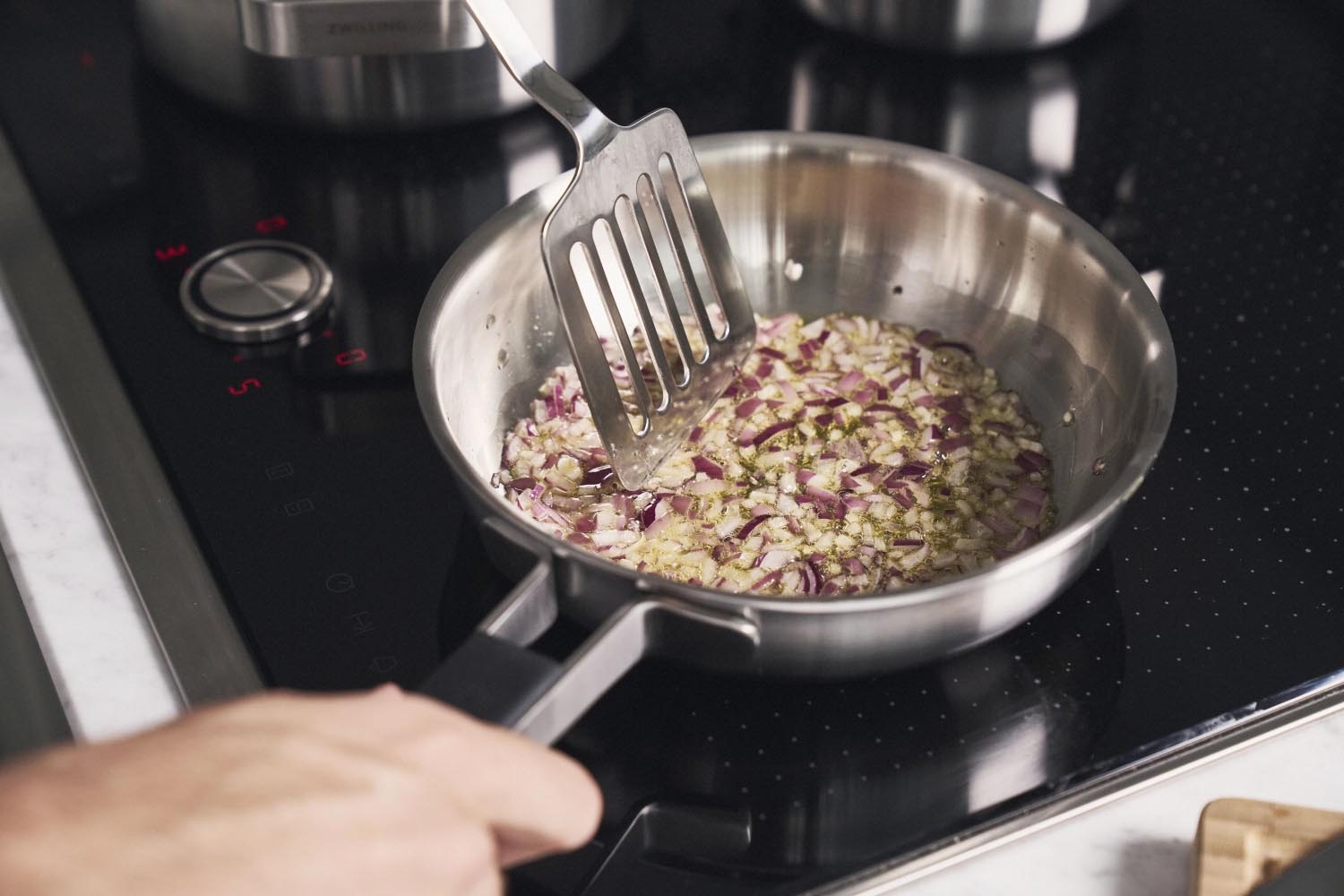 Die Zwilling Pure Bratpfanne 20cm überzeugt durch gleichmässige Hitzeverteilung, robuste Verarbeitung und vielseitige Einsatzmöglichkeiten.