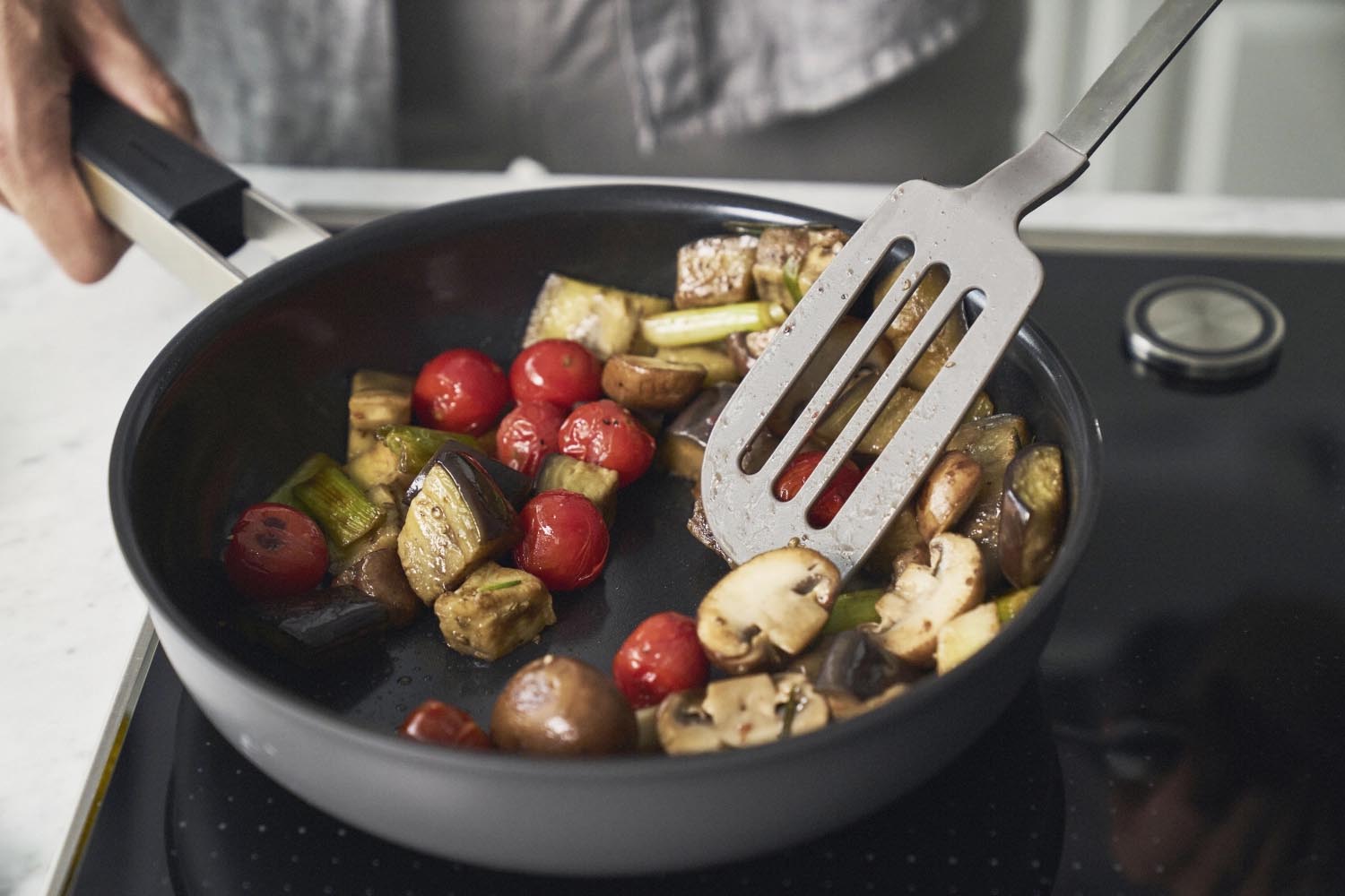 Die Zwilling Pure Bratpfanne 24cm in Grau überzeugt durch gleichmässige Wärmeverteilung und ist perfekt für gesundes Braten.