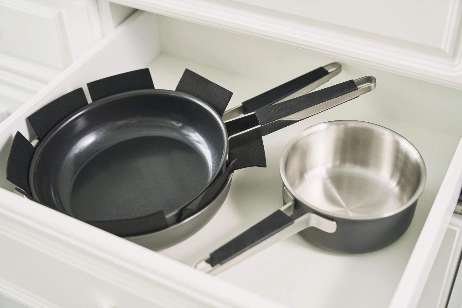 Die Zwilling Pure Bratpfanne 28cm in Grau bietet optimale Hitzeverteilung und ist ideal für fettarmes und gleichmässiges Braten.