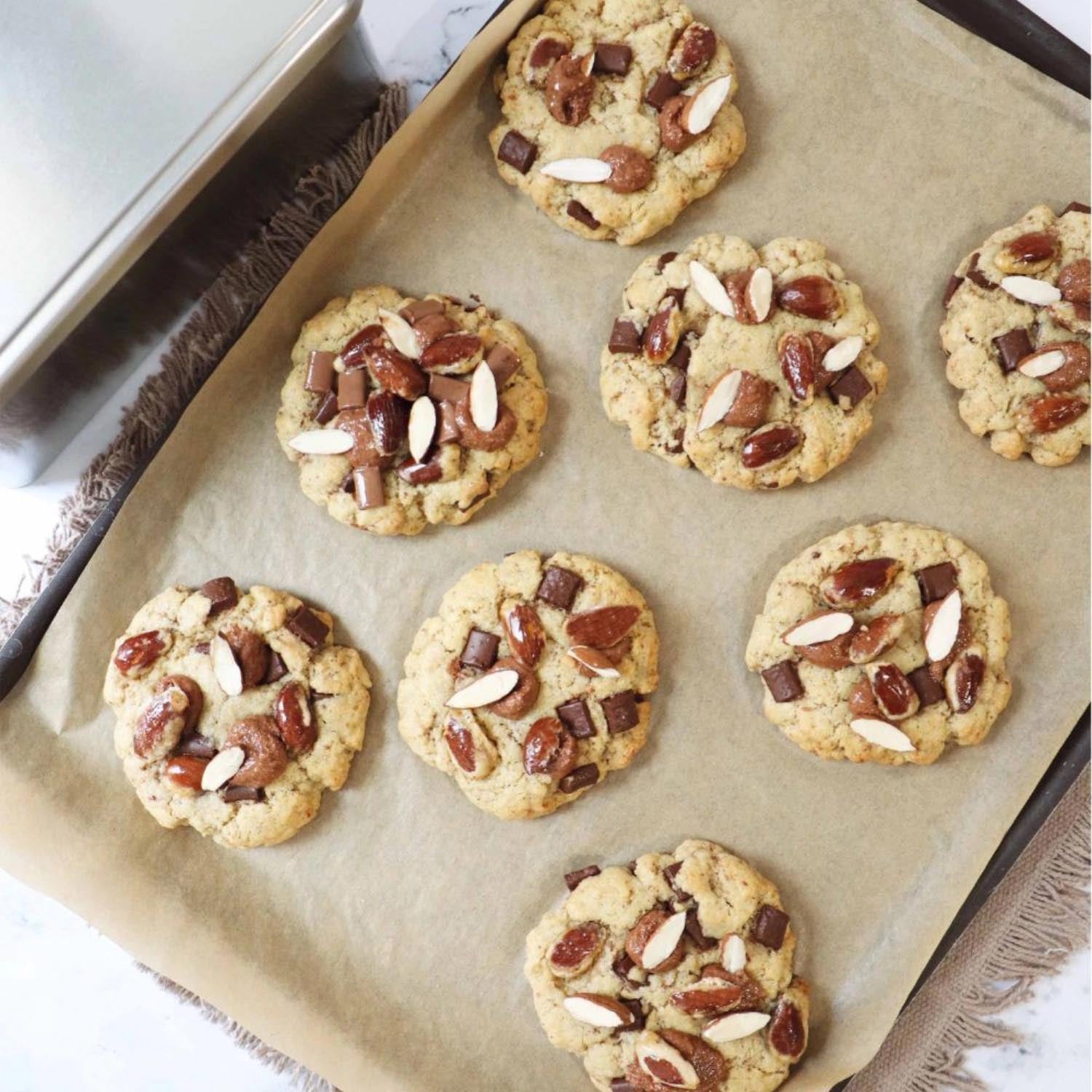 Köstliche Backmischung für Cookies mit dunkler Schokolade, Mandeln und Pralinenpaste – einfach und schnell zubereitet.