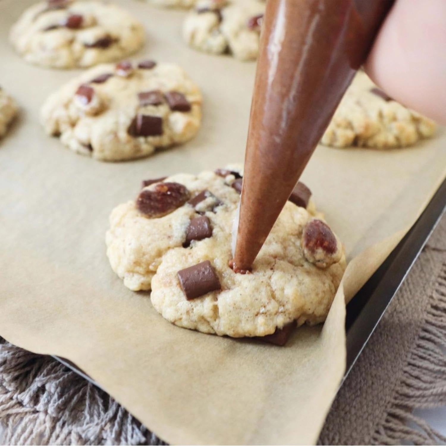 Köstliche Backmischung für Cookies mit Milchschokolade, Haselnuss und Pralinenpaste. Ideal für einfache und schmackhafte Backideen.