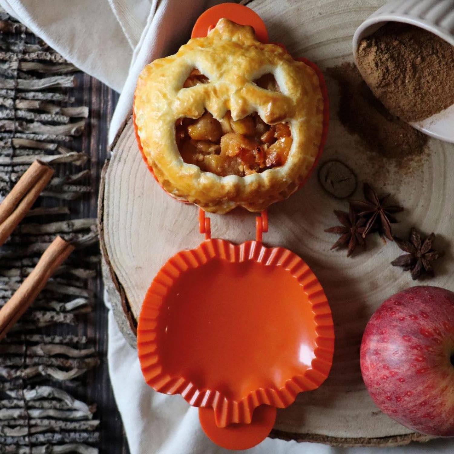 Teigformer im Geisterkürbis-Design von Scrap Cooking, perfekt für schaurig-schöne Halloween-Kreationen und kreative Backideen.