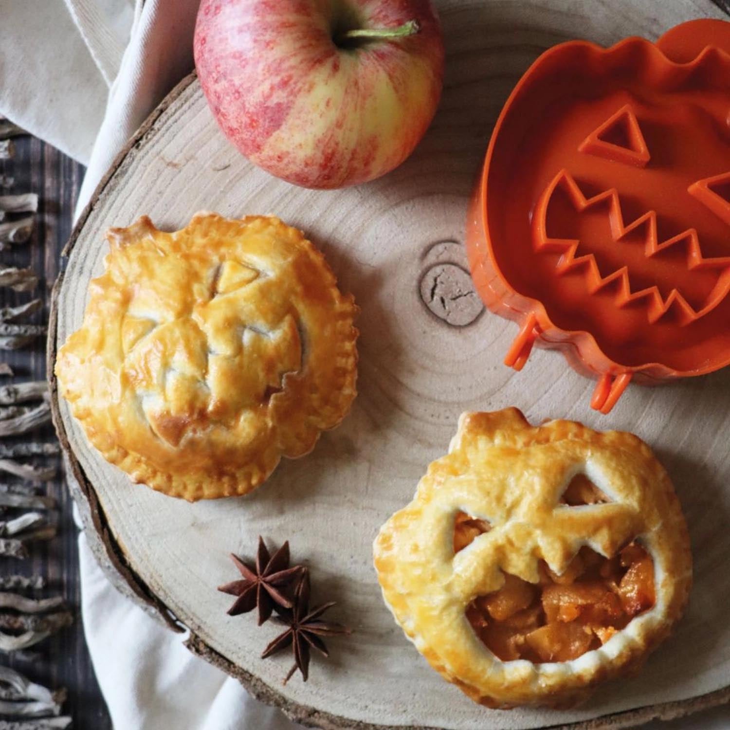 Teigformer im Halloween-Geisterkürbis-Stil von Scrap Cooking, ideal für gruselige Backkreationen und festliche Dekorationen.