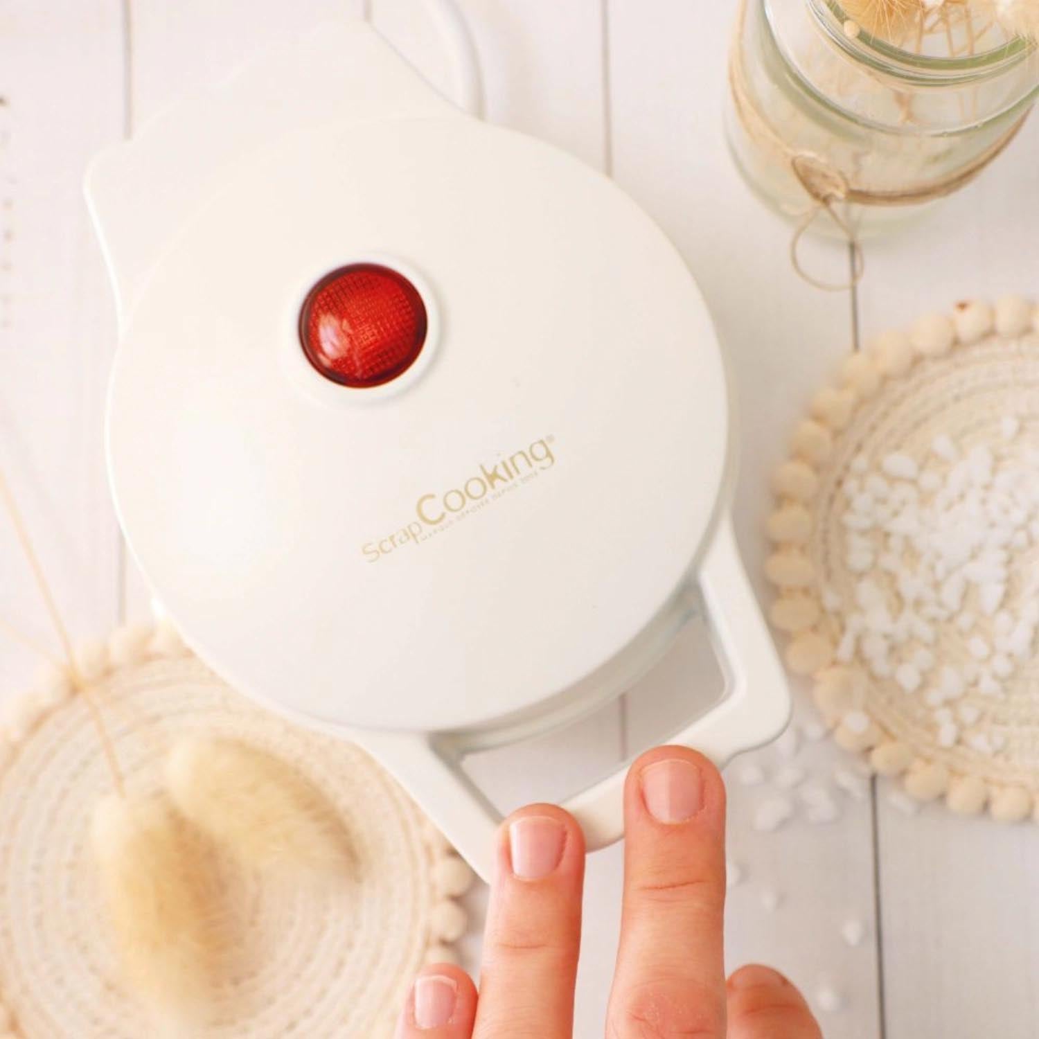 Kleines Waffeleisen für Mini-Waffeln, perfekt für kreative Rezepte und schnelle Snacks, einfach zu bedienen und platzsparend.