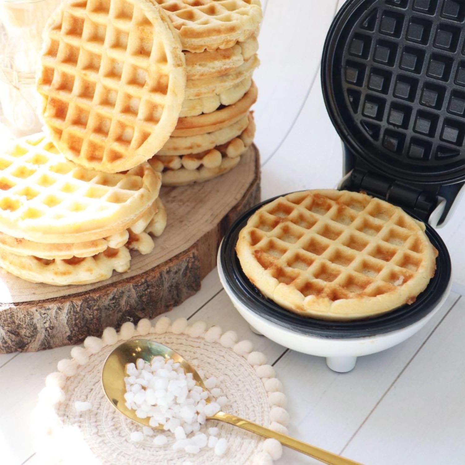 Kompaktes Mini-Waffeleisen für kreative Snacks, einfach zu bedienen, platzsparend und perfekt für leckere Waffelrezepte.