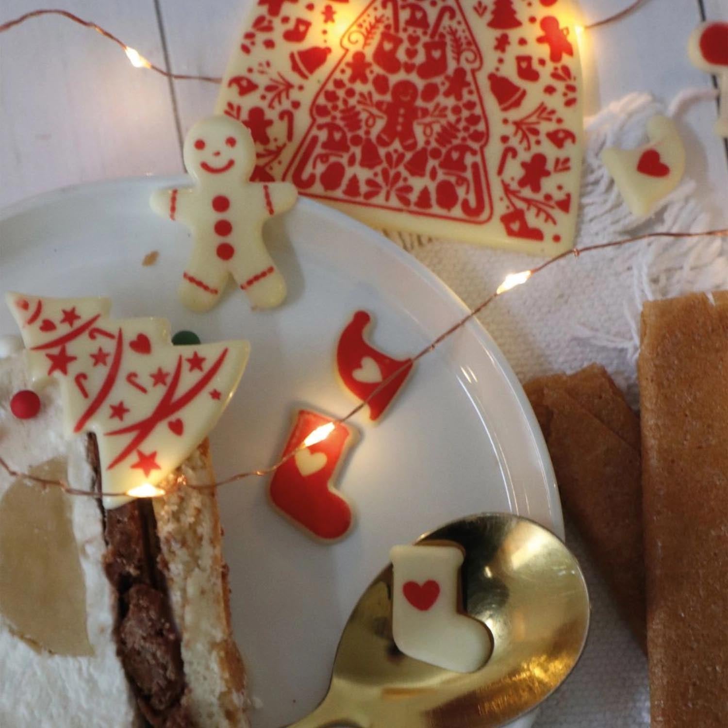 Rote Endkappen für Schokorouladen, perfekt für festliche Weihnachtsdekorationen und kreative Backideen in der Adventszeit.