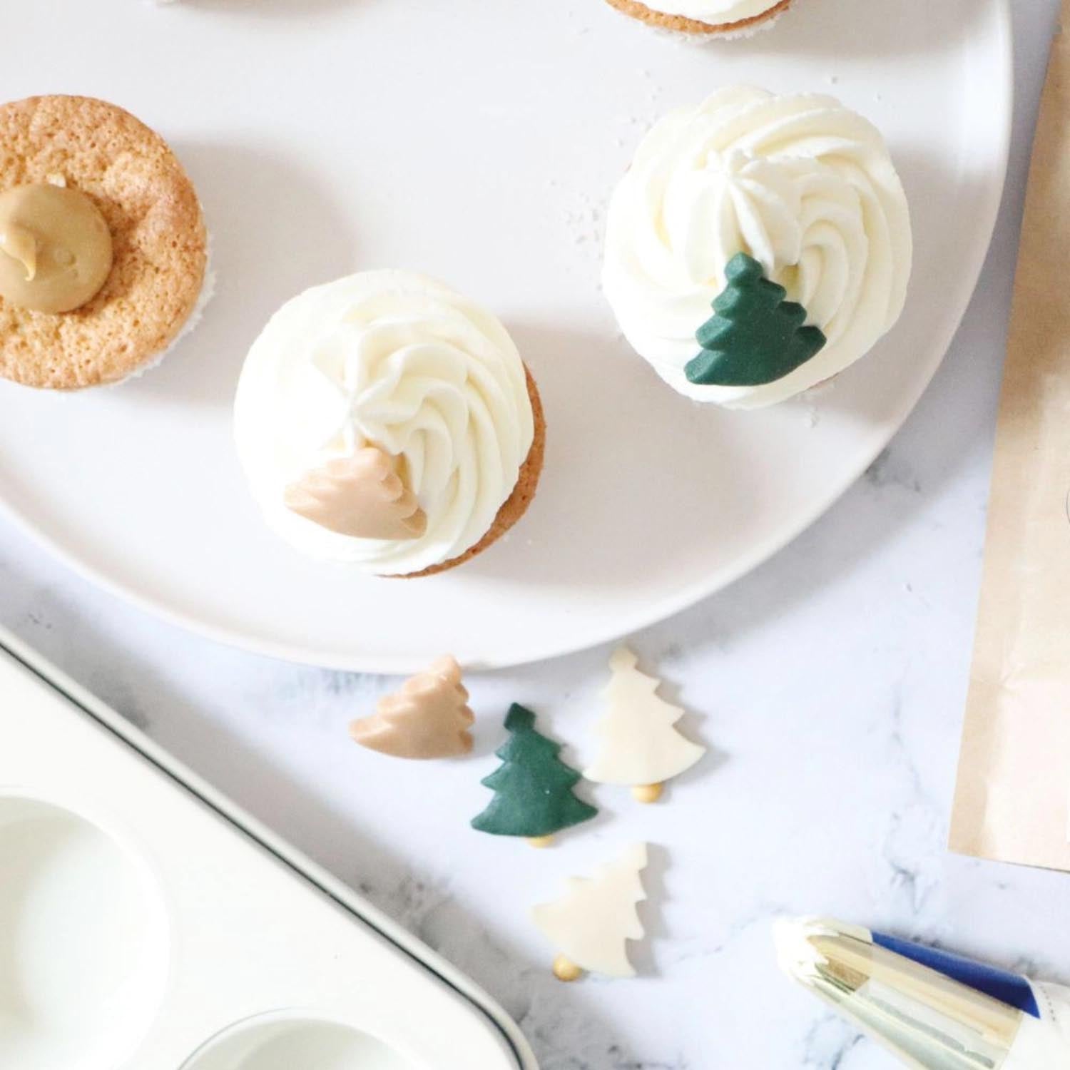 Weihnachtlicher Marzipandekor in Tannenbaumform, 22g, ideal für festliche Backkreationen und kreative Dekorationen von Scrap Cooking.