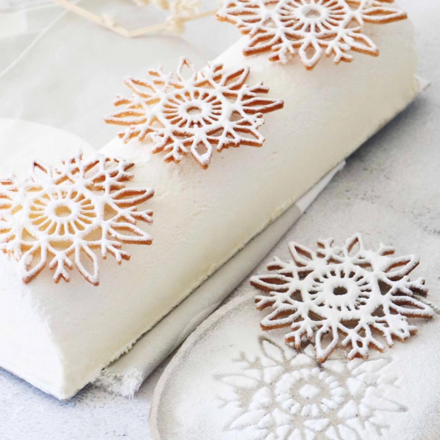 Silikonform für Kuchentopper in Schneeflocken-Design, ideal für weihnachtliche Backideen und festliche Dekorationen.