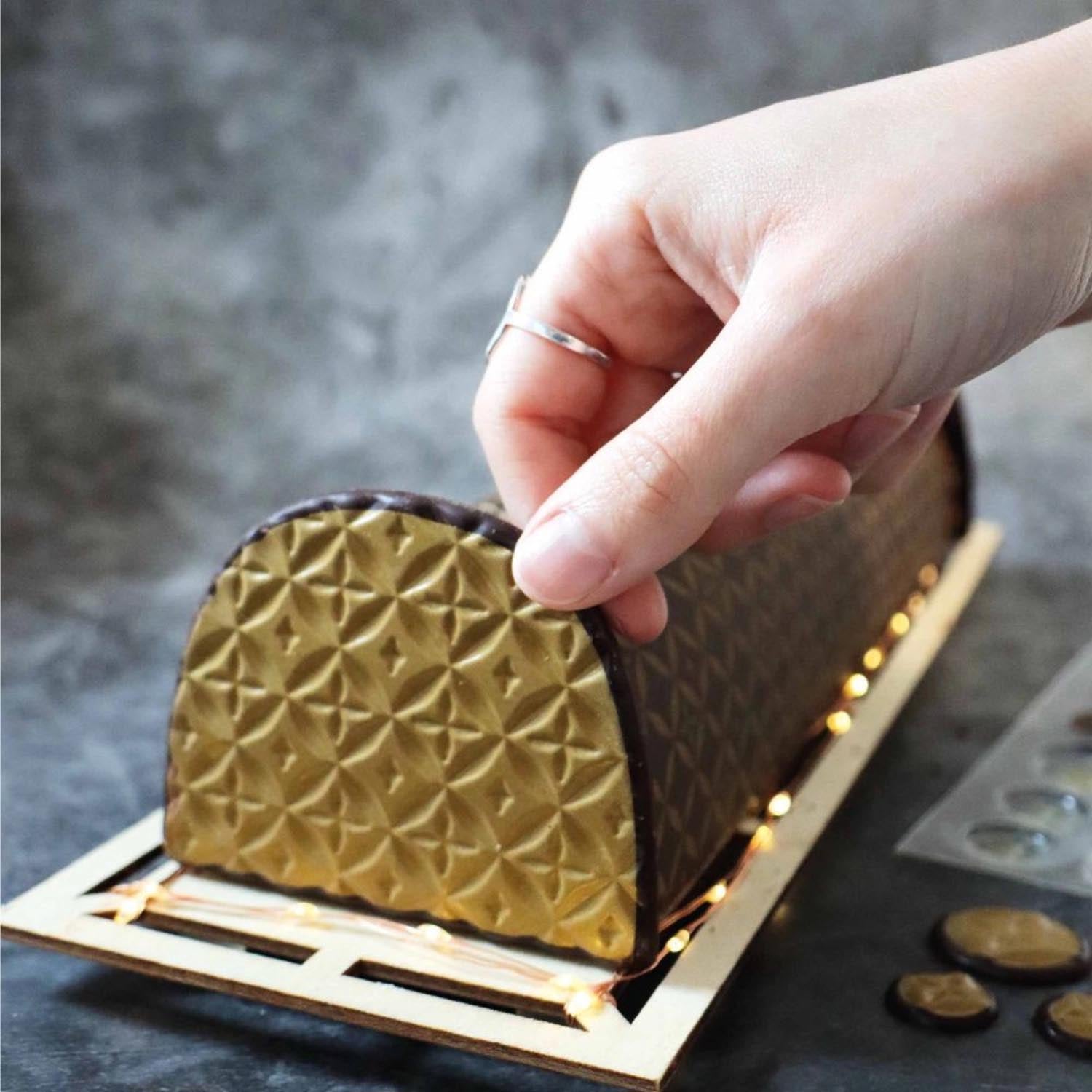 Elegante goldene Endkappe für Schokorouladen, perfekt für stilvolle Backkreationen und eine hochwertige Präsentation, von Scrap Cooking.