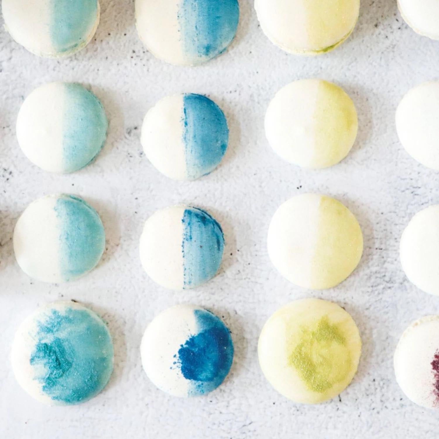 Irisierendes Farbpulver in Blau für kalte Dekorationen, perfekt für kreative Backideen und dekorative Oberflächen.