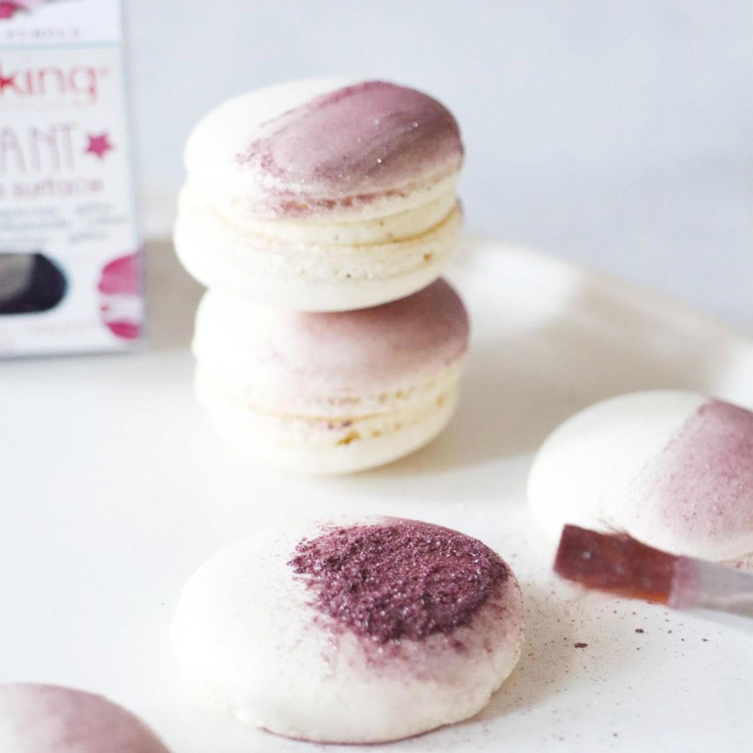 Irisierendes violettes Farbpulver für kreative Oberflächendekorationen, ideal für Backen und Dekorprojekte.