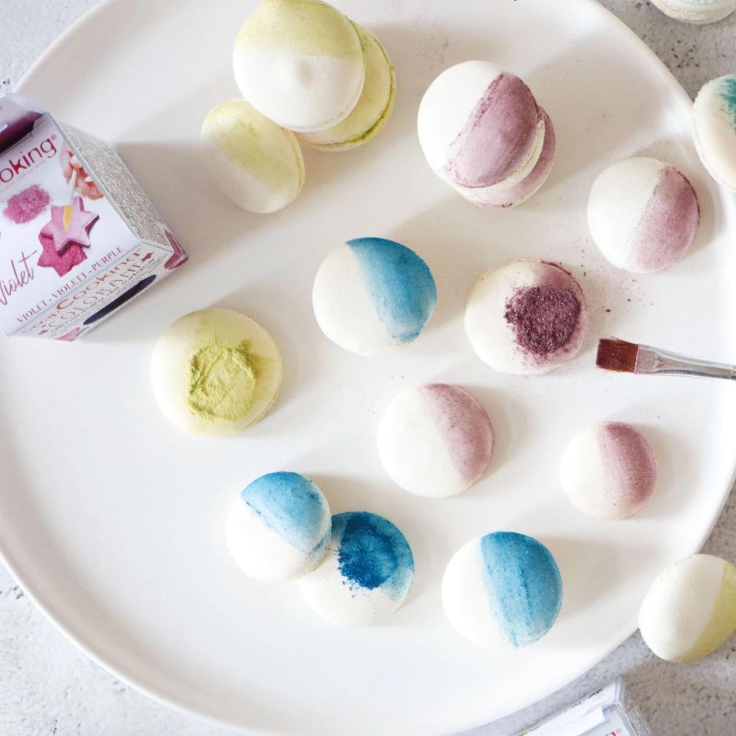 Irisierendes violettes Farbpulver für dekorative Oberflächen, ideal für kreative Backideen und kunstvolle Verzierungen.