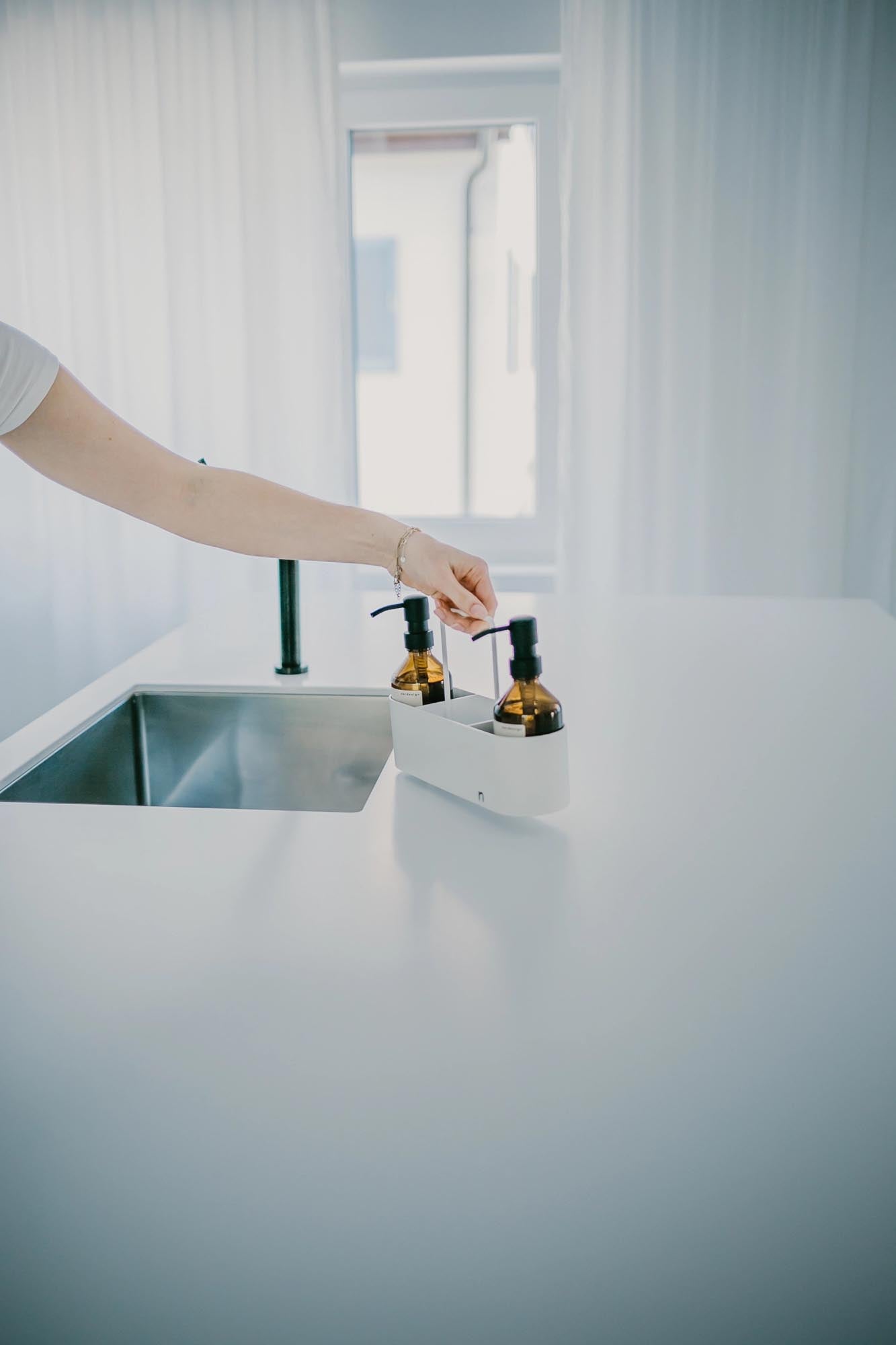 Eleganter weisser Spülbecken Organizer von Nordesign, ideal für eine aufgeräumte und moderne Küche mit Stil.