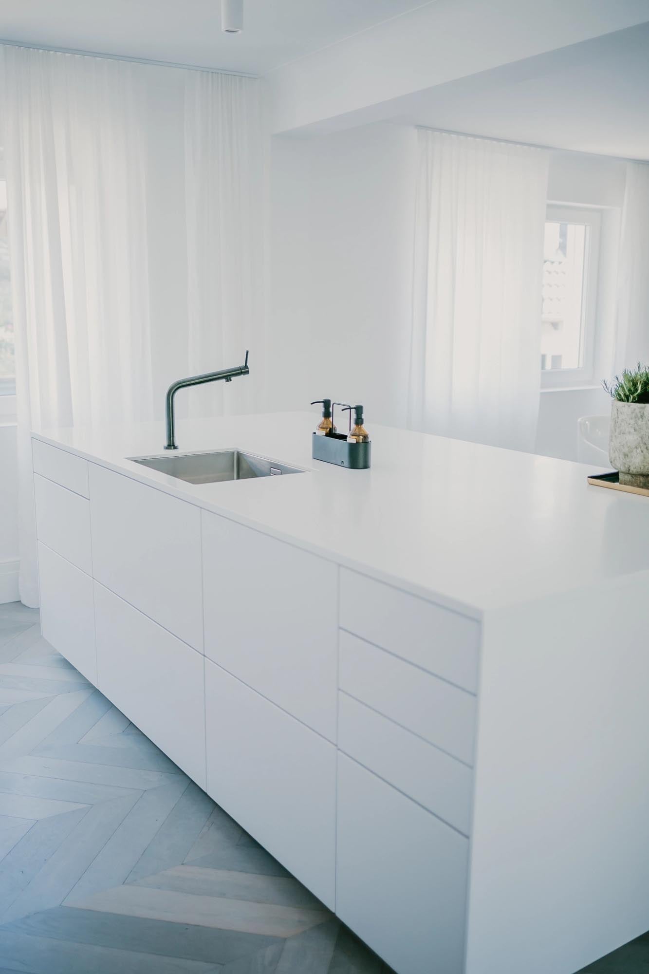 Moderner Spülbecken Organizer in Weiss von Nordesign, perfekt für eine aufgeräumte und stilvolle Küche.