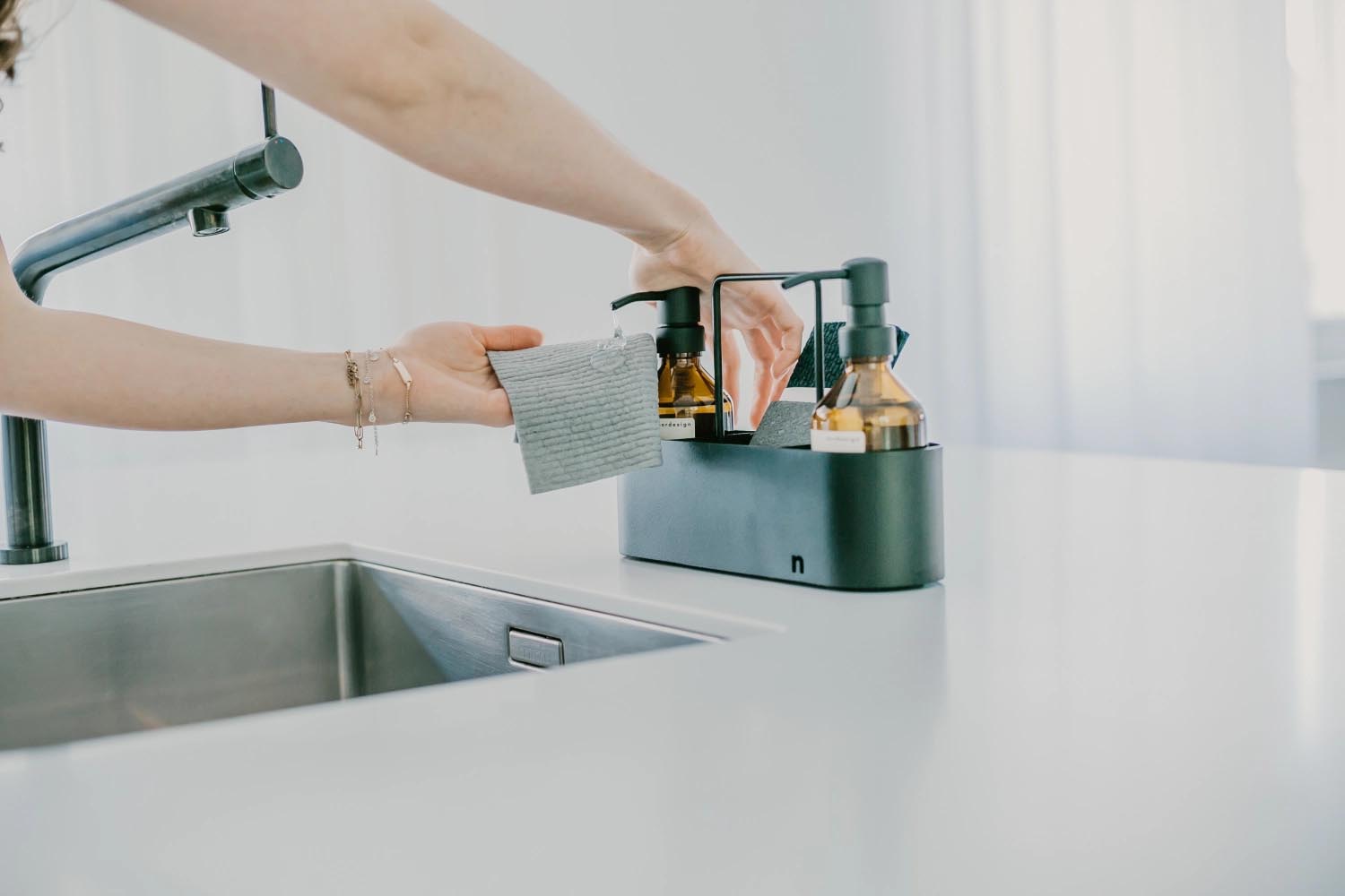 Eleganter Spülbecken Organizer in reinem Weiss von Nordesign, ideal für Ordnung und Stil in Ihrer modernen Küche.