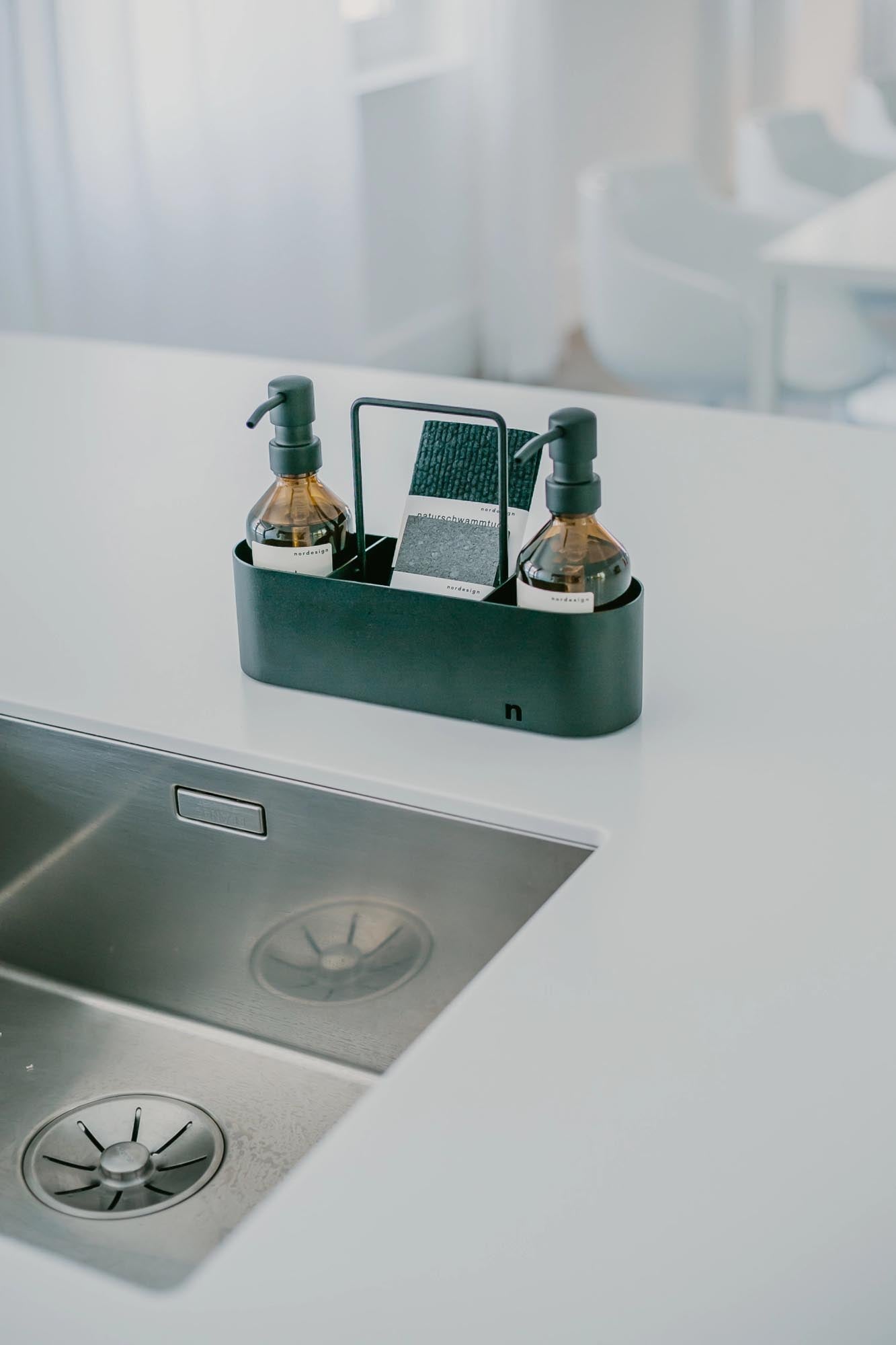 Praktischer Spülbecken Organizer Pure White von Nordesign: Stilvolles Design, integrierte Ablaufrinne und Schutzpolster für Ihre Küche.