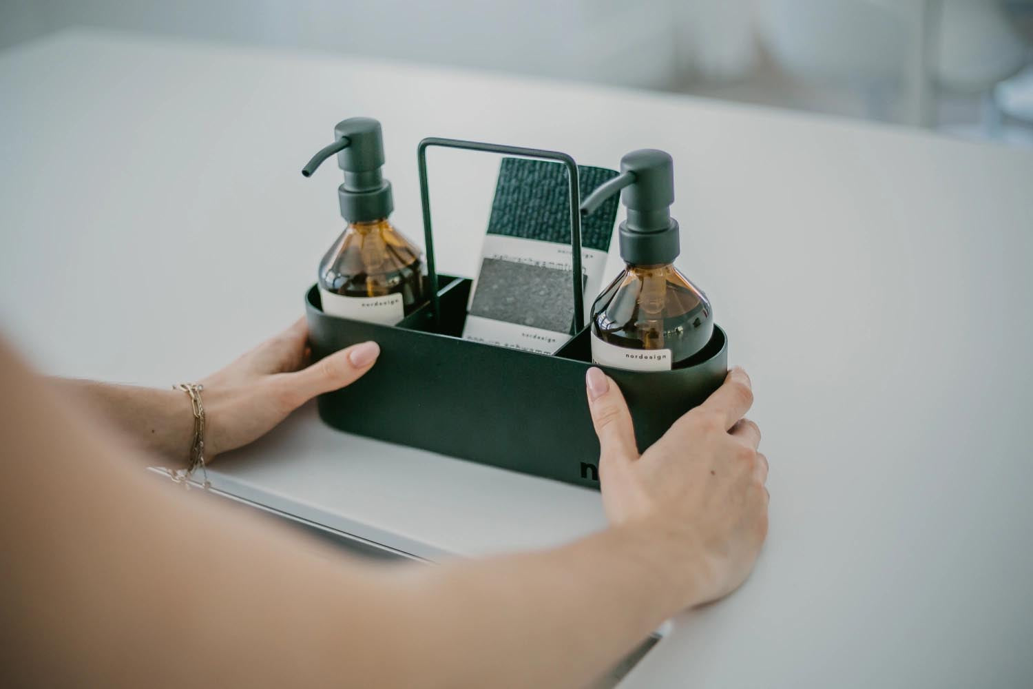 Eleganter weisser Spülbecken Organizer von Nordesign, ideal für eine aufgeräumte und moderne Küche mit Stil.