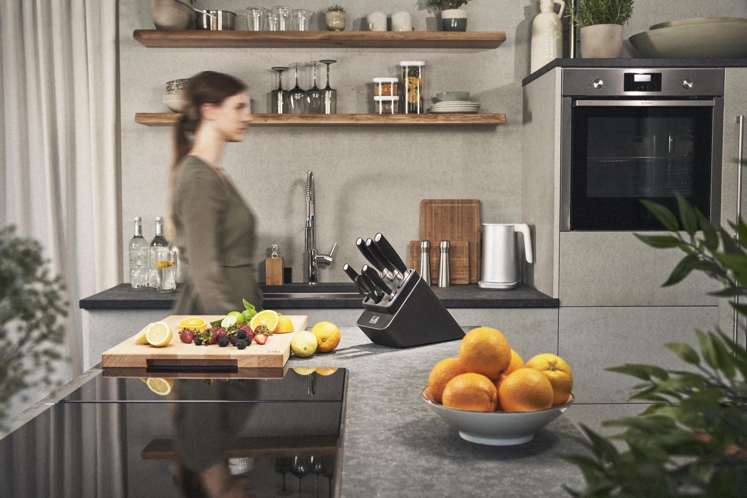 7-teiliges Messerblock-Set von Zwilling in Silber, selbstschärfend, perfekt für präzises Schneiden und vielseitiges Kochen.