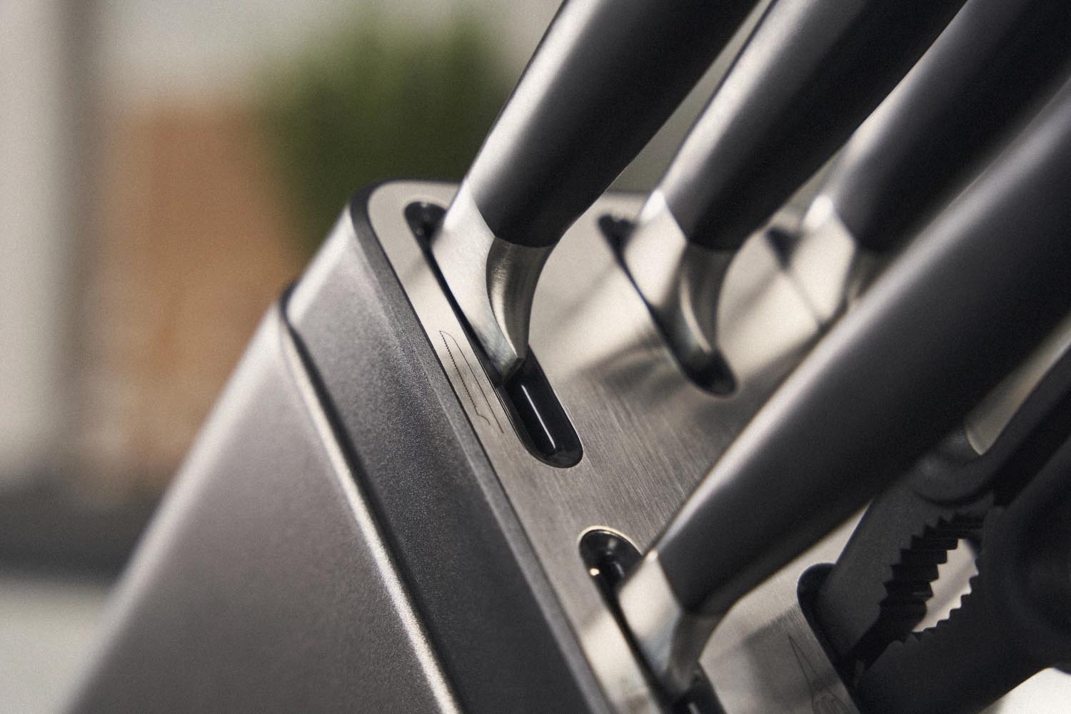 Selbstschärfender 7-teiliger Messerblock von Zwilling in Silber, ideal für präzises Schneiden und stilvolles Kochen in Ihrer Küche.