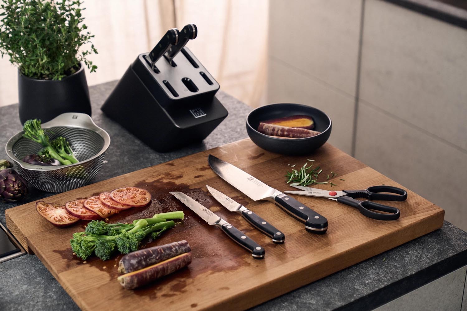 7-teiliges Zwilling Messerblock-Set mit innovativer Selbstschärfung, hochwertigen Klingen und modernem Design für Ihre Küche.