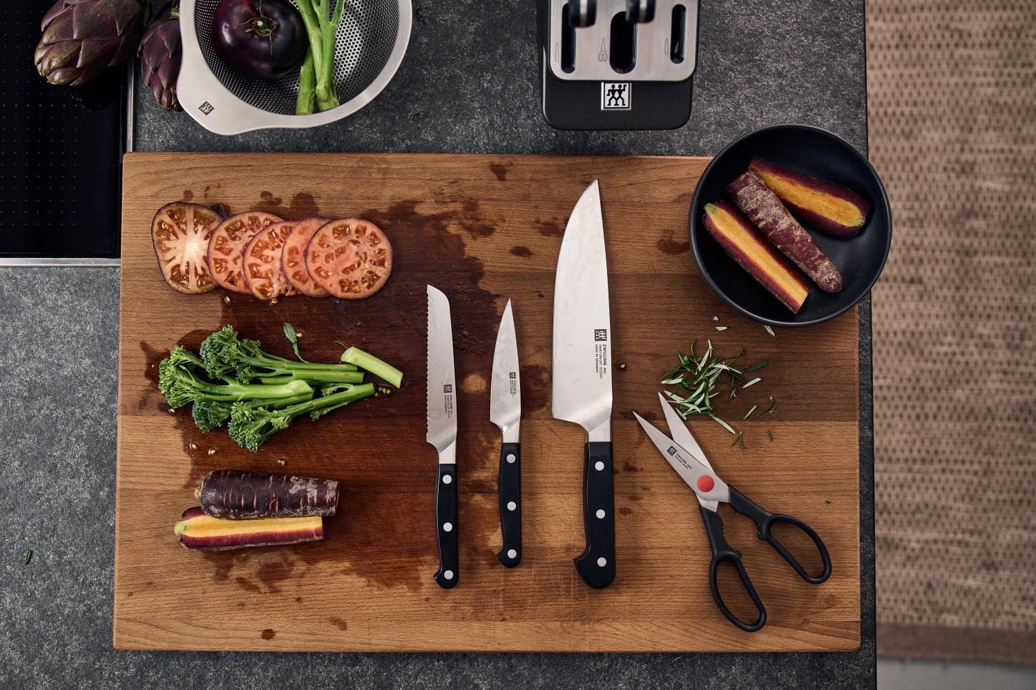 7-teiliges Messerblock-Set von Zwilling mit selbstschärfender Funktion, scharfen Klingen und stilvollem Design für Ihre Küche.