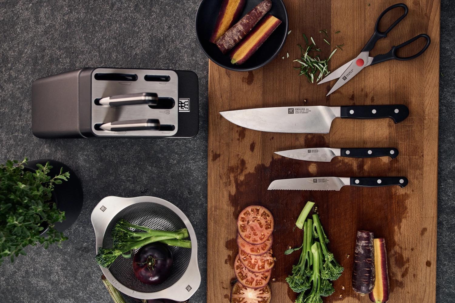 Erleben Sie den 7-teiligen selbstschärfenden Messerblock von ZWILLING PRO – für höchste Präzision und stilvolles Kochen in Ihrer Küche.