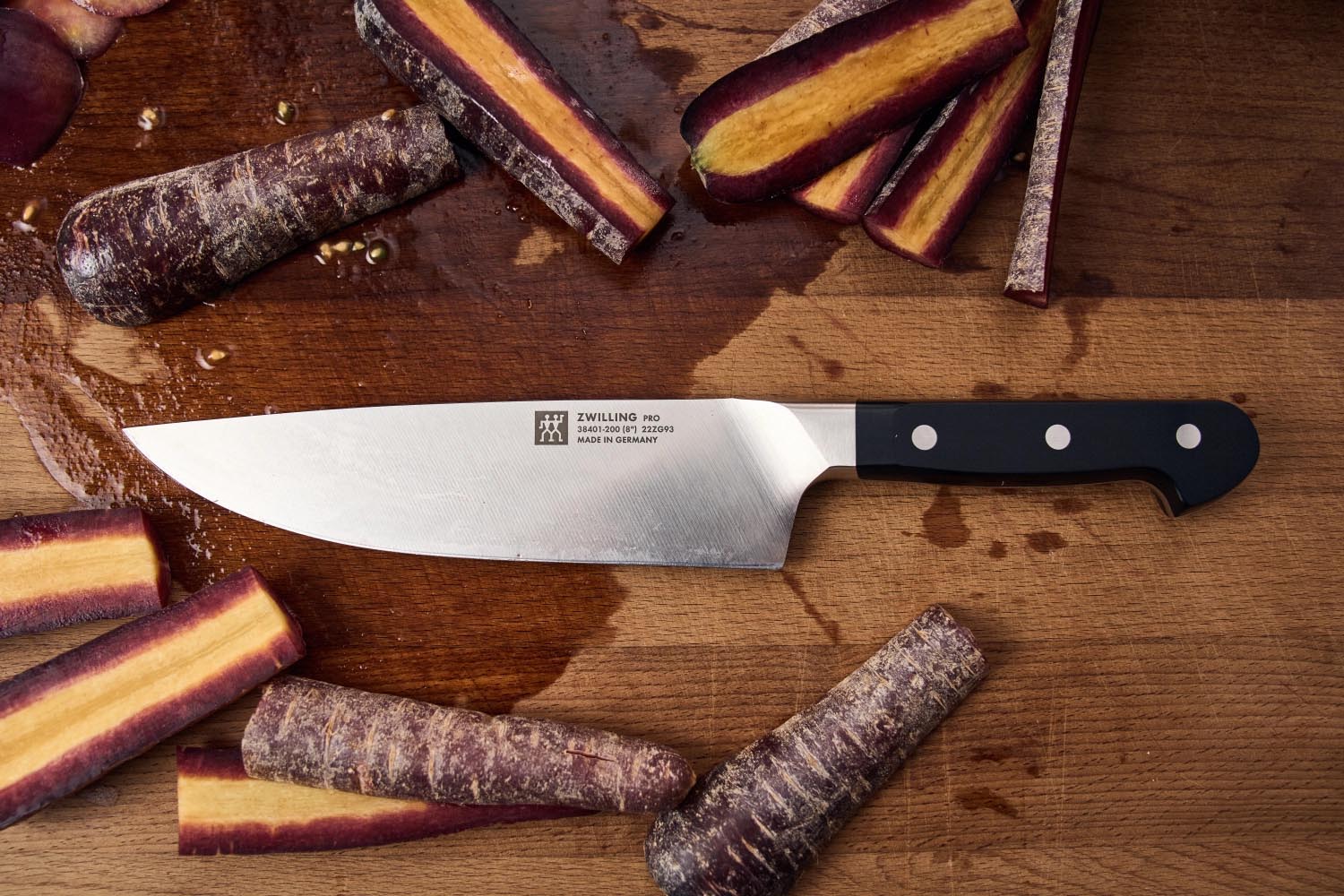 7-teiliges Zwilling Messerblock-Set mit innovativer Selbstschärfung, perfekt für präzises Schneiden und stilvolle Küchen.