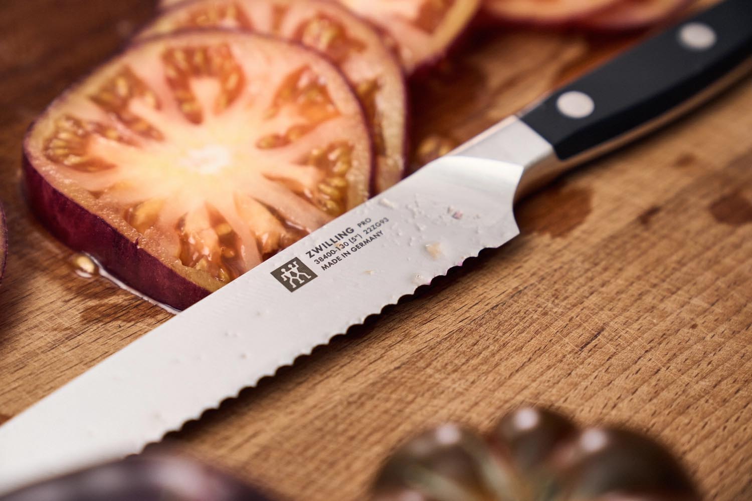 Entdecken Sie den 7-teiligen Messerblock von ZWILLING PRO – selbstschärfend, elegant und perfekt für präzises Kochen in Ihrer modernen Küche.