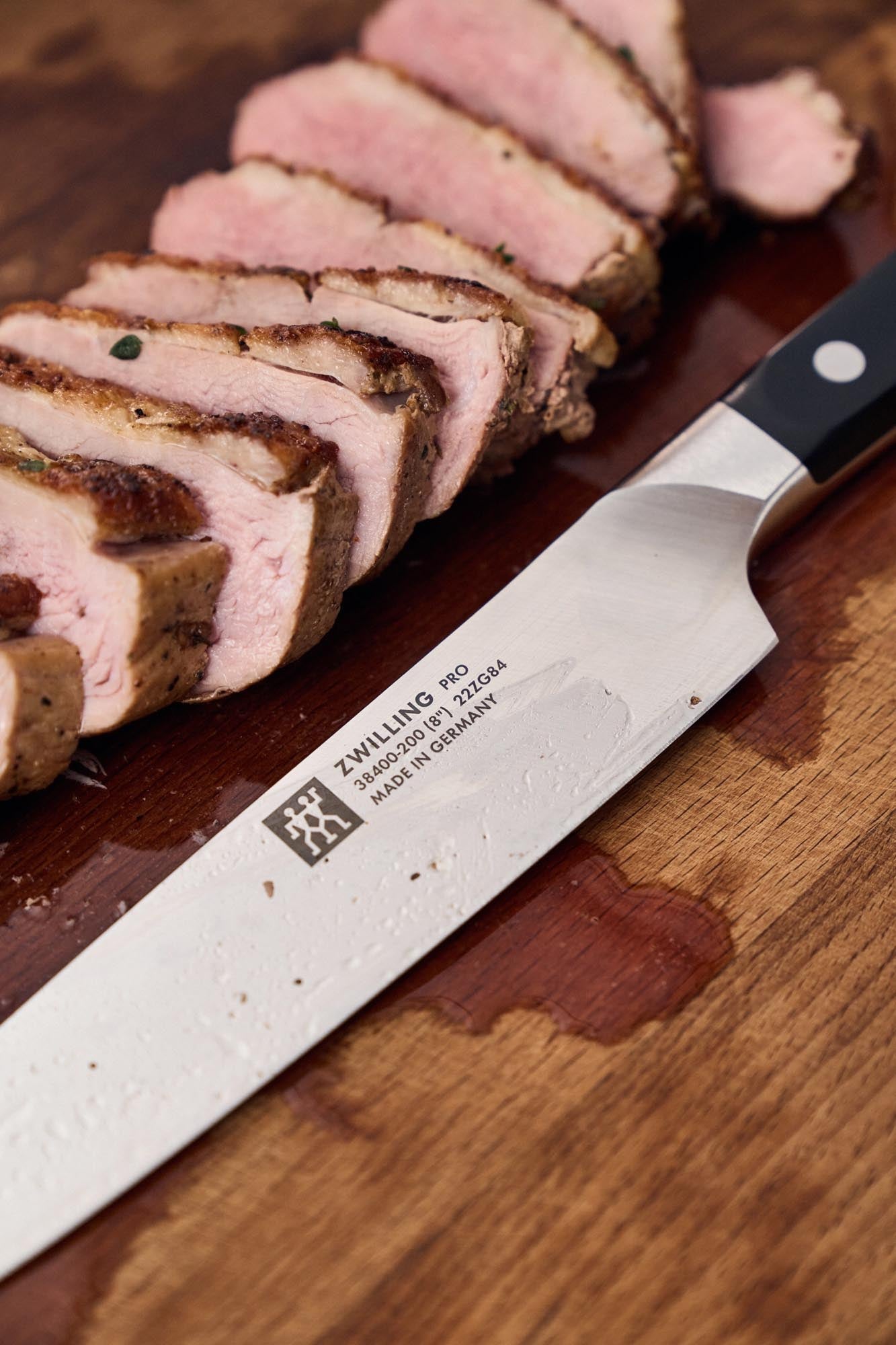 Erleben Sie den 7-teiligen selbstschärfenden Messerblock von ZWILLING PRO – für höchste Präzision und stilvolles Kochen in Ihrer Küche.