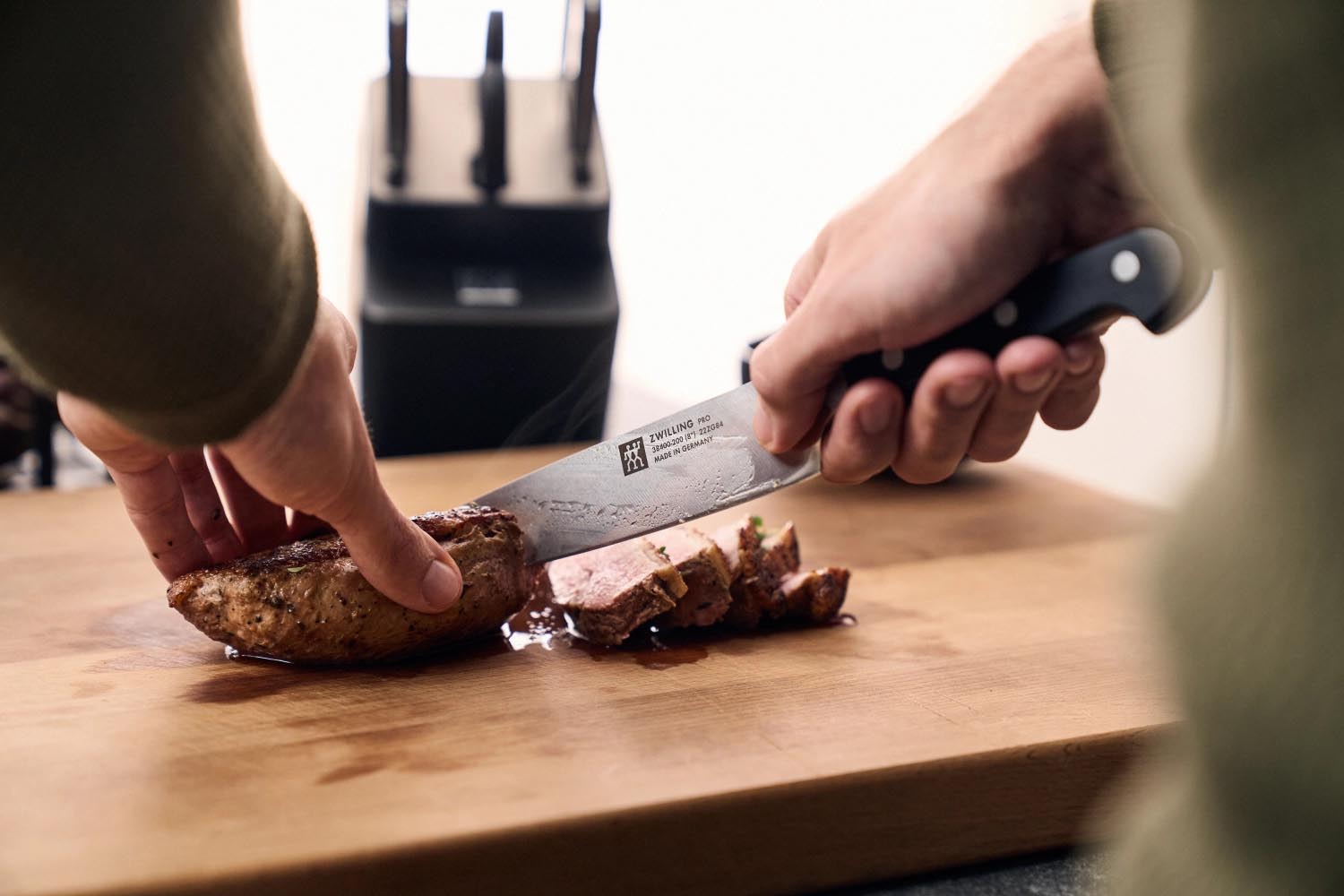 Erleben Sie mit dem 7-teiligen selbstschärfenden Messerblock von ZWILLING PRO höchste Präzision und stilvolles Design für Ihre Kochkünste.