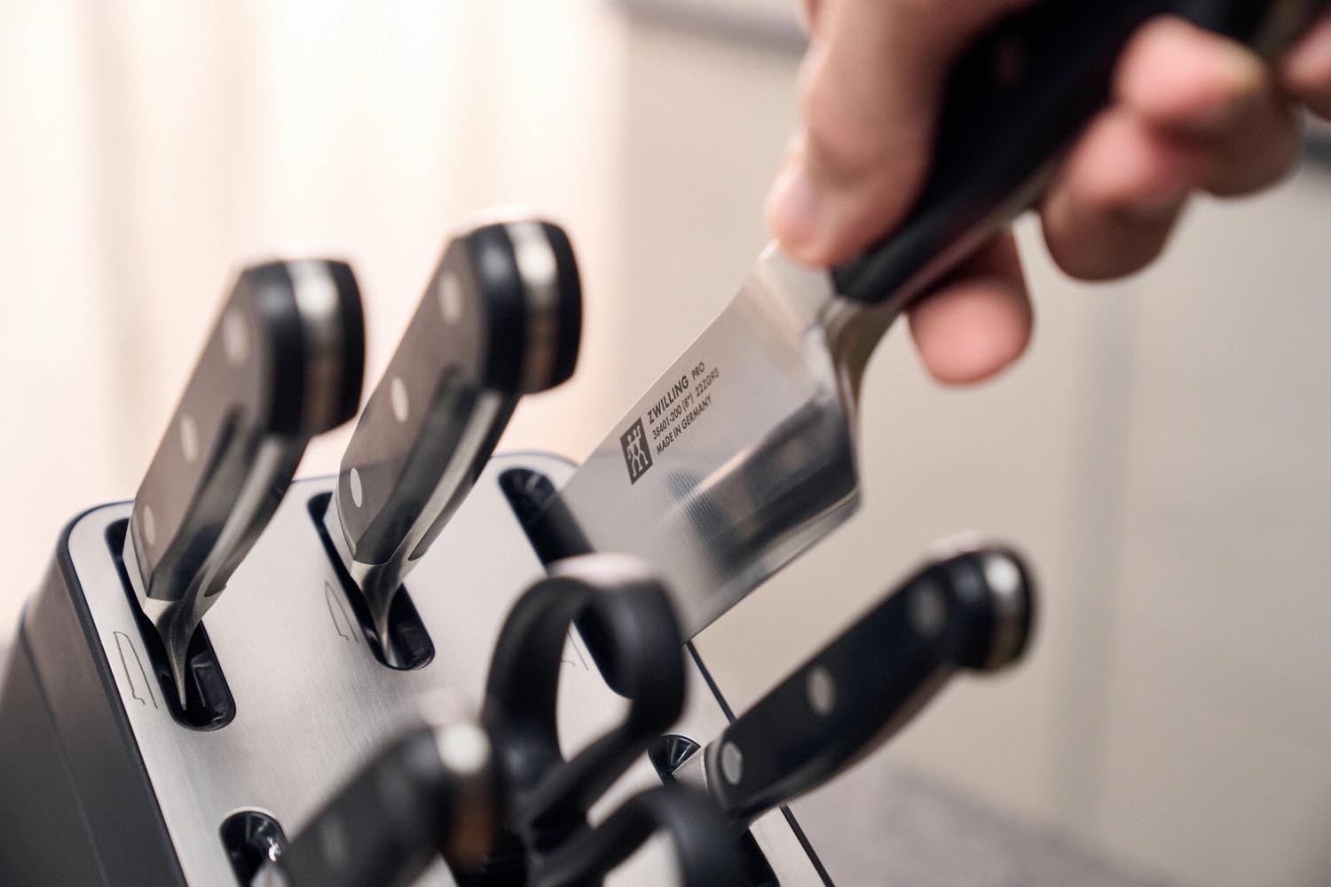 7-teiliges Messerset von Zwilling mit selbstschärfendem Block, innovativer Schärftechnologie und elegantem, funktionalem Design.