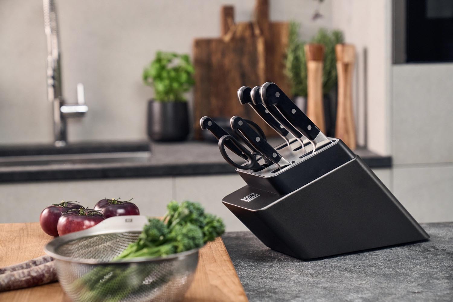 7-teiliges Zwilling Messerset mit selbstschärfendem Messerblock, innovativer Technologie und stilvollem, praktischen Design.