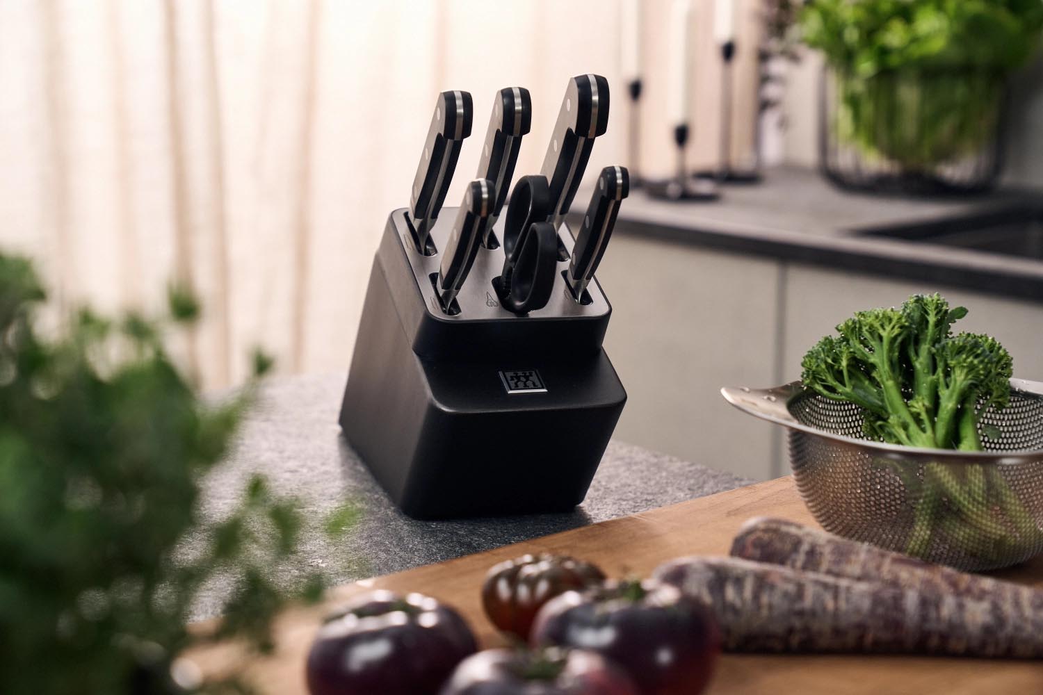 7-teiliges Zwilling Messerset mit selbstschärfendem Messerblock, innovativer Technologie und stilvollem Design für präzises Arbeiten.