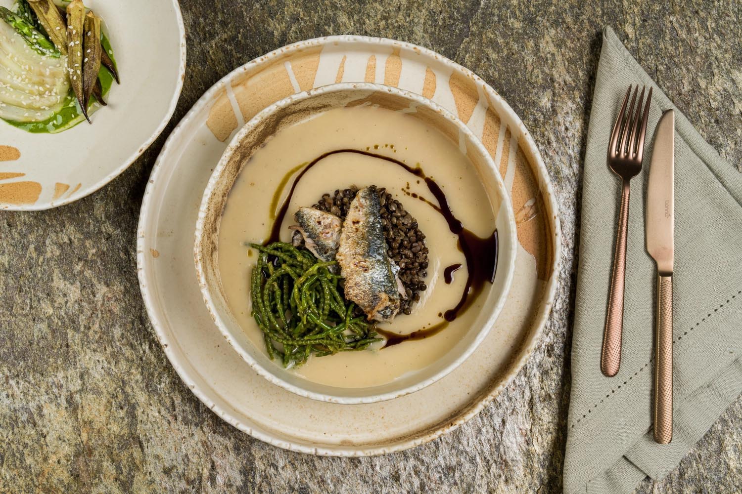 Die Solis Schale D20cm 900ml von Bonna vereint handwerkliche Kunst und elegantes Design, ideal für exquisite Speisen und besondere Anlässe.