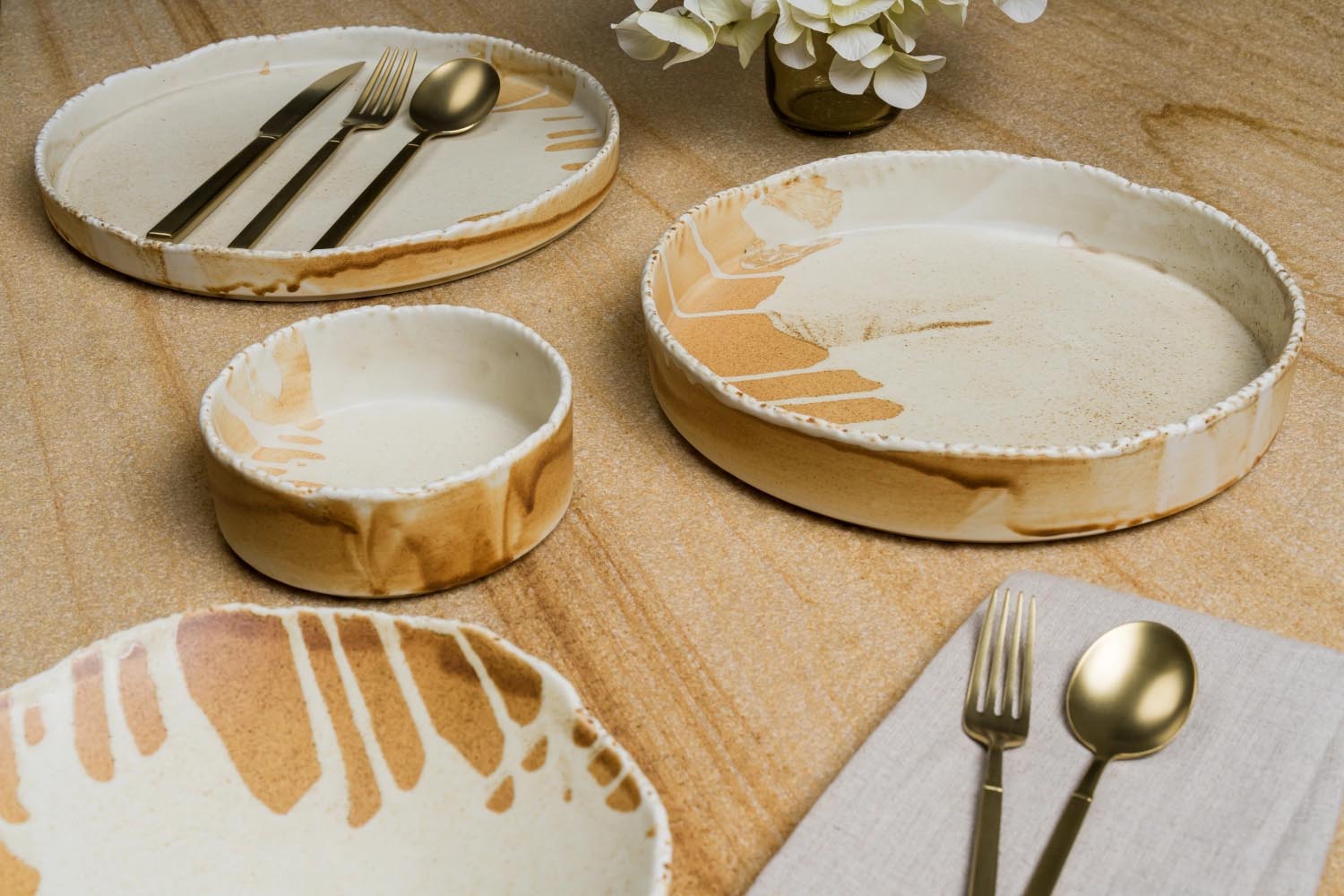 Elegante Solis Schale D26cm 1.4l von Bonna, handgefertigt mit einzigartiger Glasur – ideal für stilvolle Servierideen und gehobene Gastronomie.