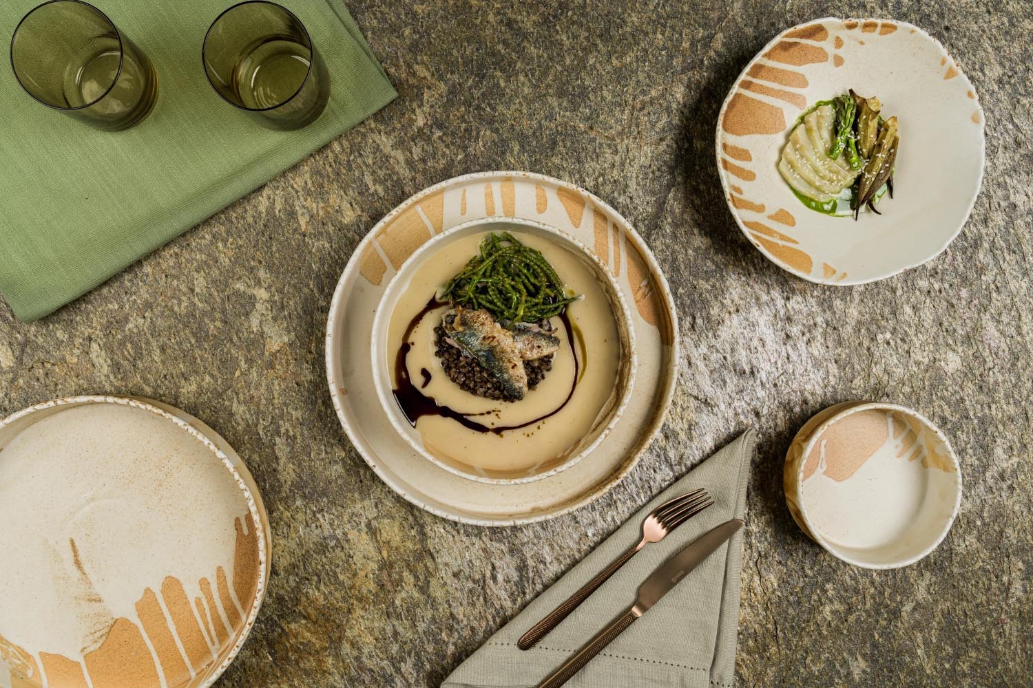 Eleganter flacher Teller Solis D28cm von Bonna, ideal für stilvolles Servieren, robust, hochwertig und ansprechend gestaltet.