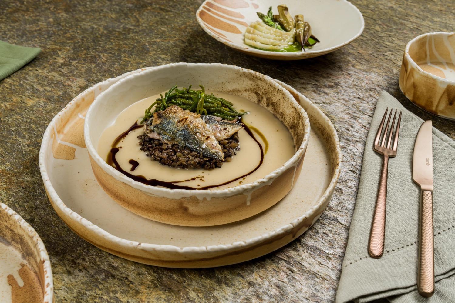 Eleganter Solis Teller tief von Bonna, 24 cm, 900 ml – handgefertigt, einzigartiges Design und ideal für stilvolle Tischpräsentationen.