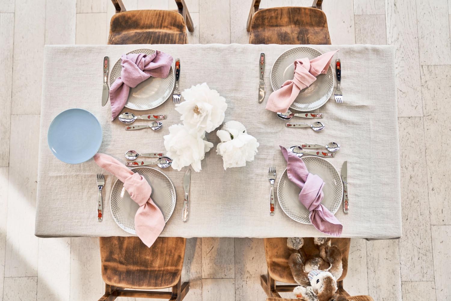 Das 4-teilige Kinderbesteck Emilie von Zwilling aus Edelstahl bietet ein ergonomisches Design, ideal für kleine Kinderhände.