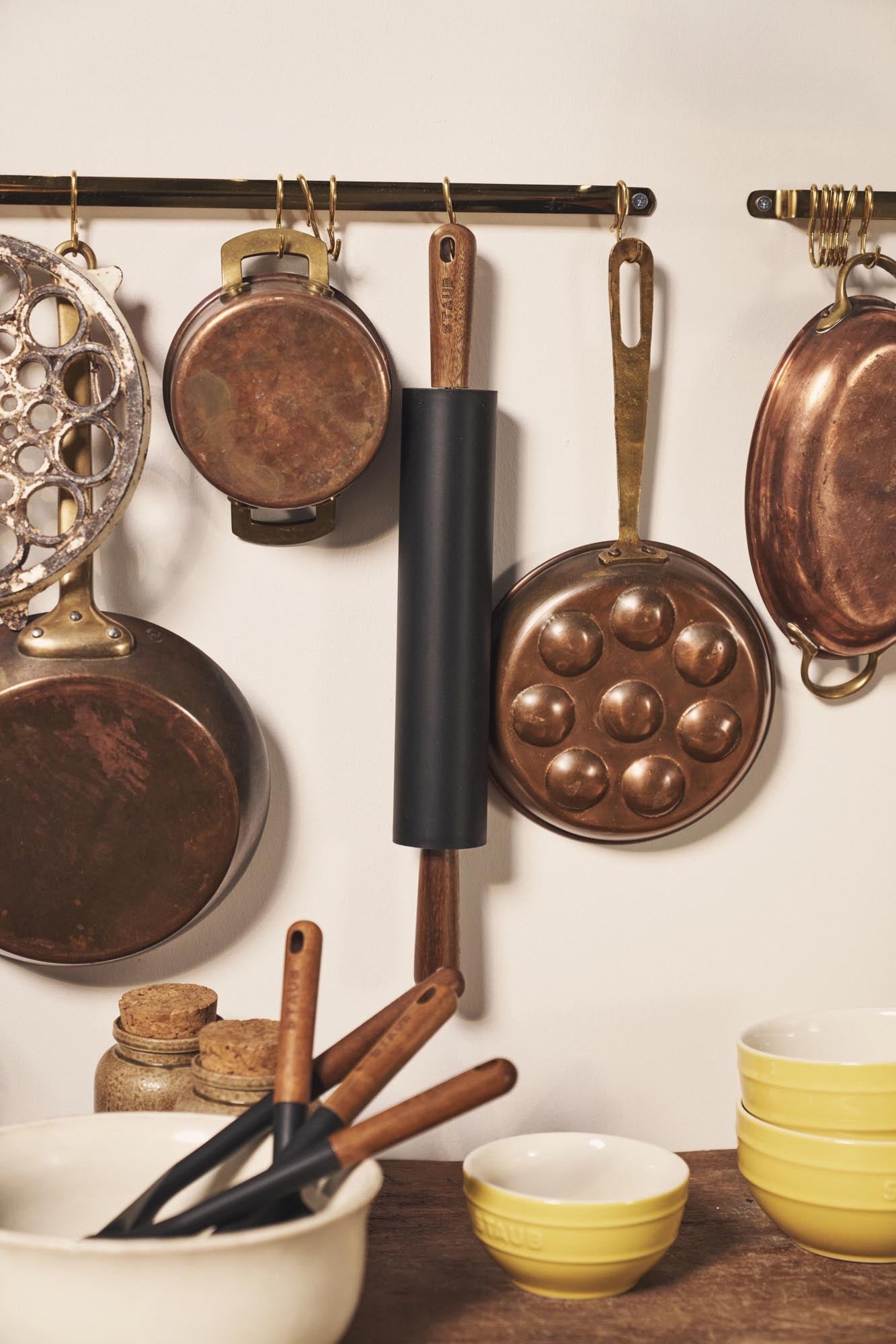 Silikon-Teigroller mit Akazienholzgriffen, perfekt für gleichmässiges Ausrollen, robust, ergonomisch und elegant im Design.