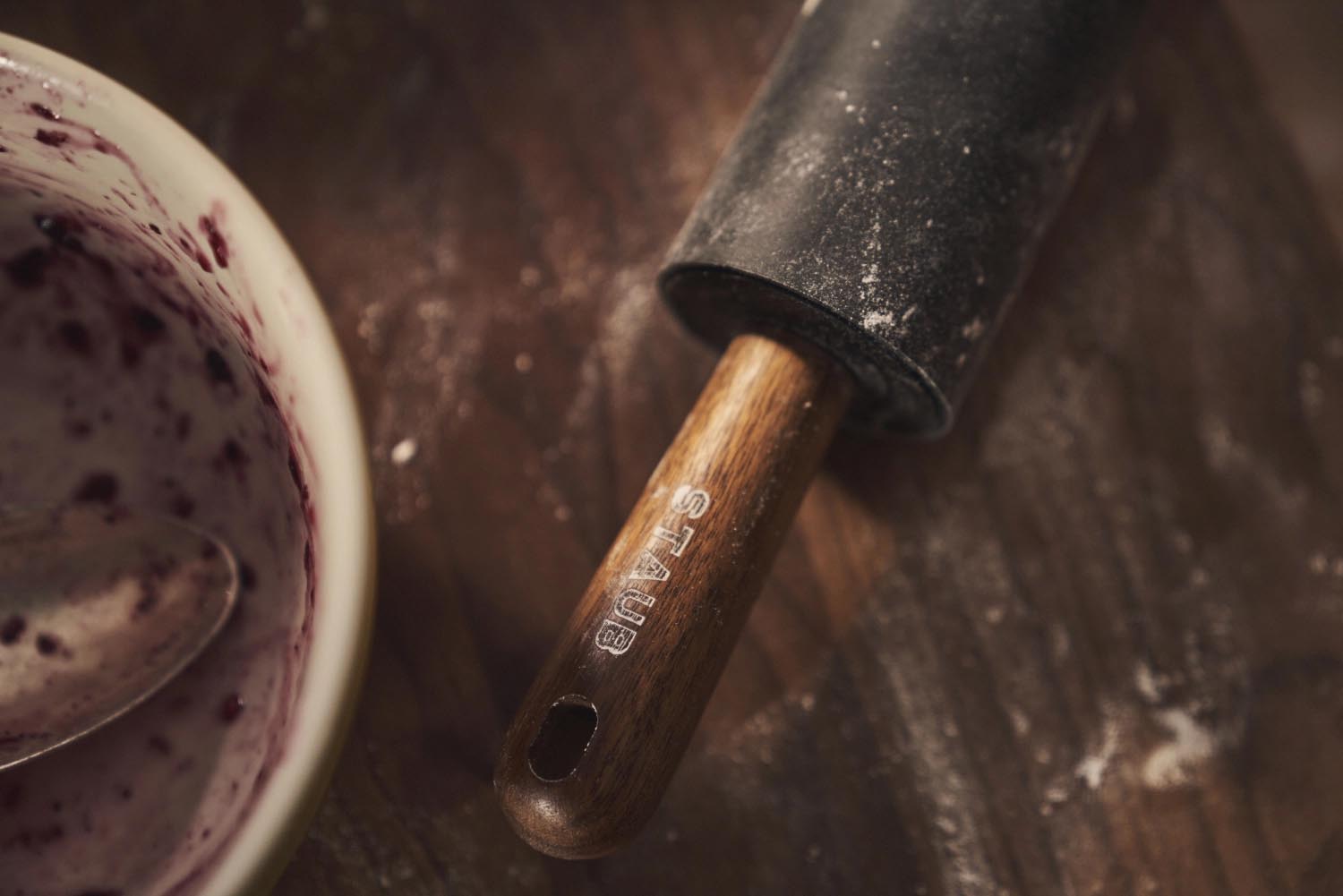 Silikon-Teigroller mit Akazienholzgriffen, perfekt für gleichmässiges Ausrollen, robust, ergonomisch und elegant im Design.