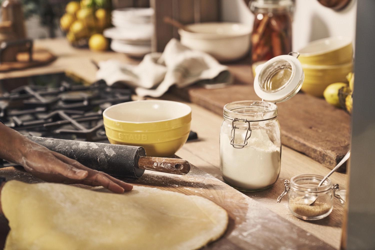 Silikon-Teigroller mit Akazienholzgriffen, perfekt für gleichmässiges Ausrollen, robust, ergonomisch und elegant im Design.