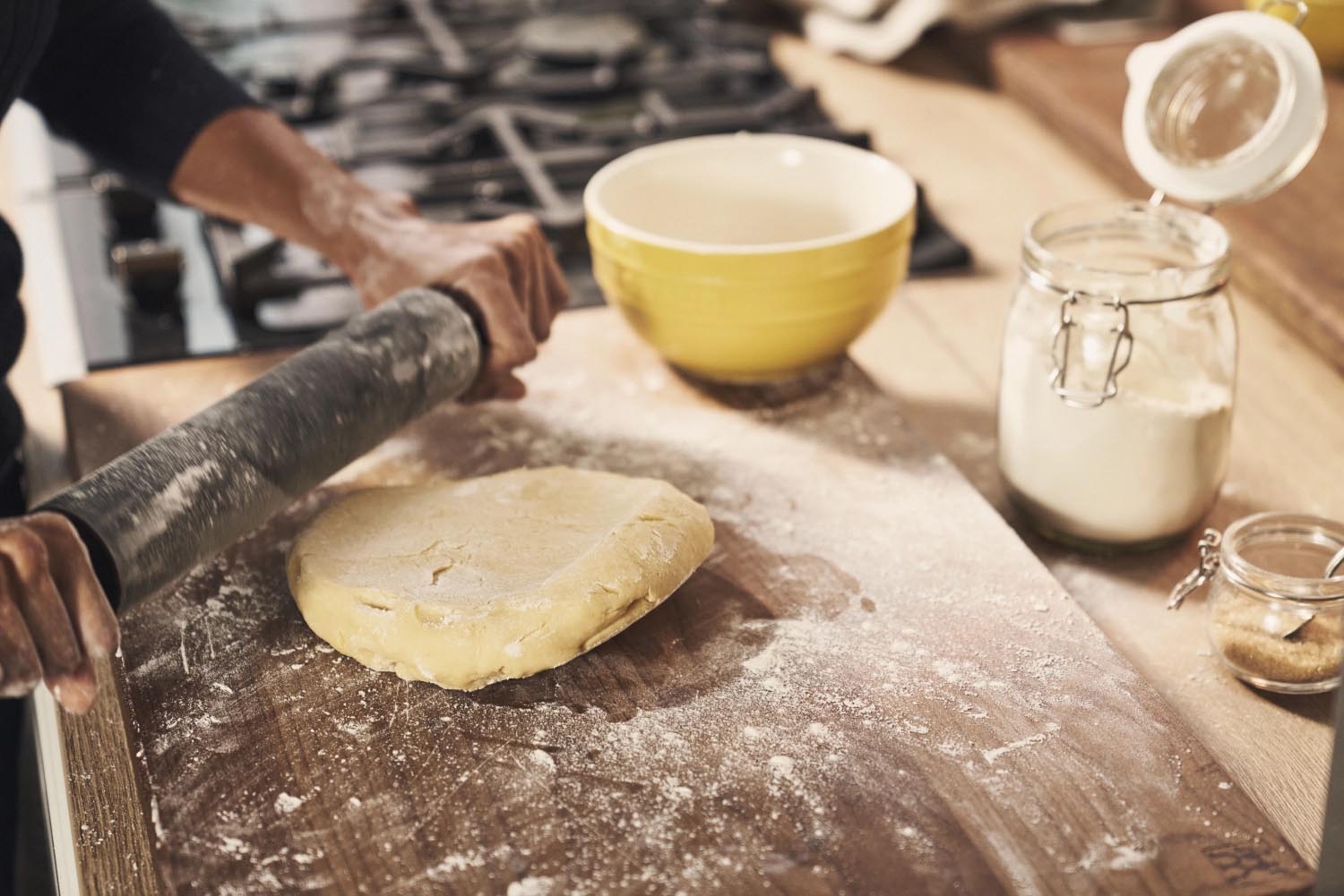 Teigroller aus Silikon mit Griffen aus Akazienholz, ideal für präzises Ausrollen, langlebig, stilvoll und komfortabel in der Handhabung.