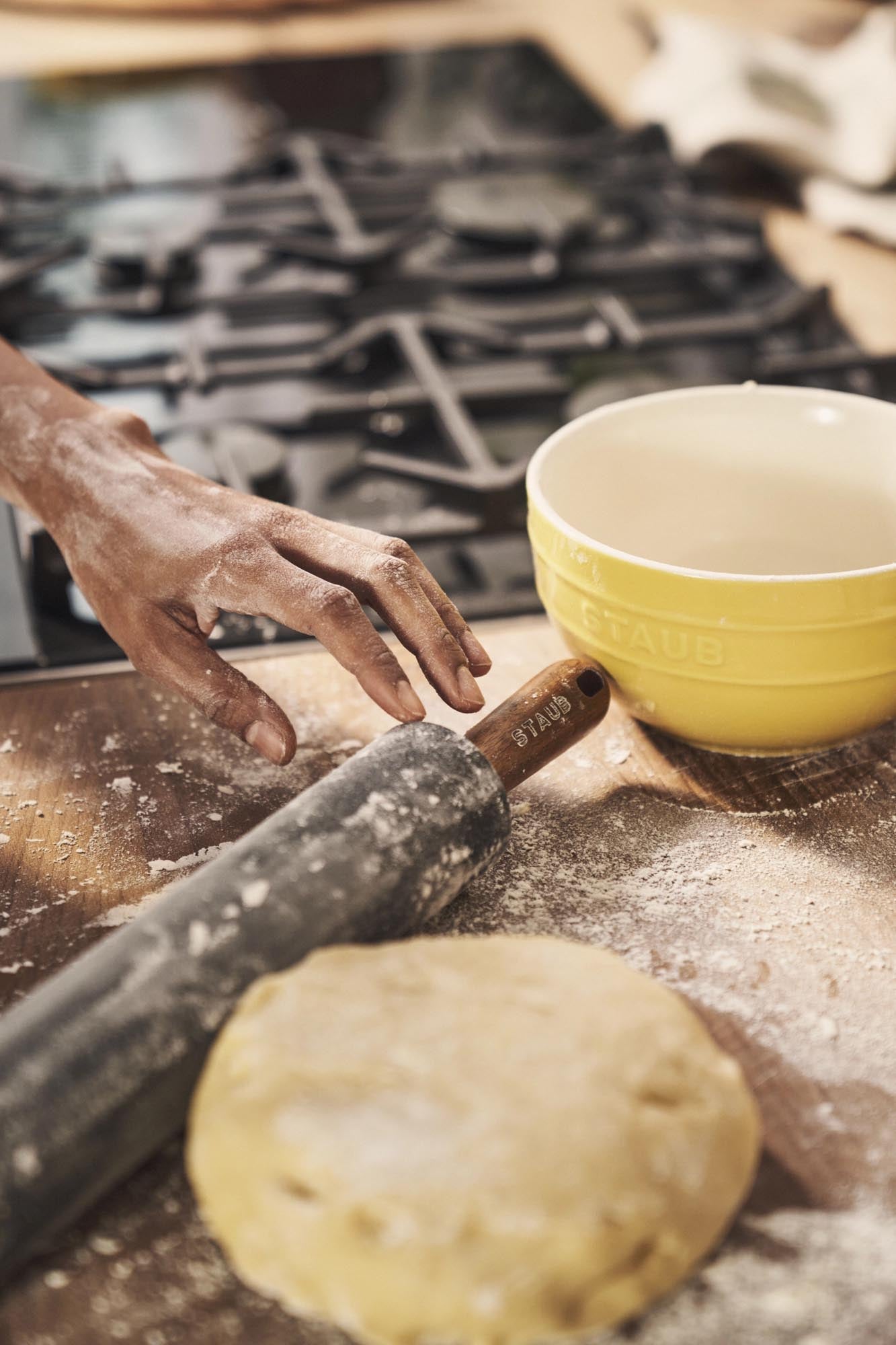 Silikon-Teigroller mit Akazienholzgriffen, perfekt für gleichmässiges Ausrollen, robust, ergonomisch und elegant im Design.