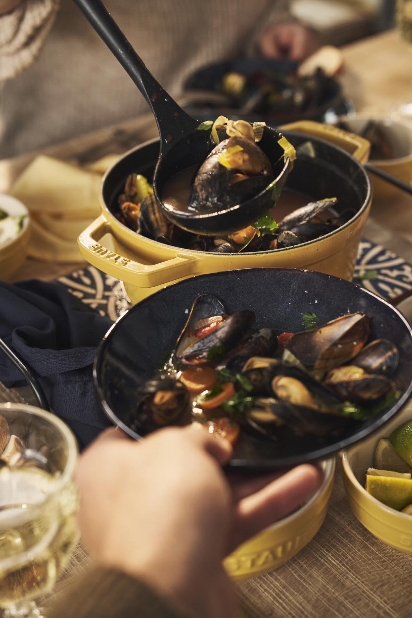 Runde Gusseisen-Cocotte, 24 cm, 3.7 l, in strahlendem Citron-Gelb, perfekt für Schmorgerichte und elegantes Servieren.