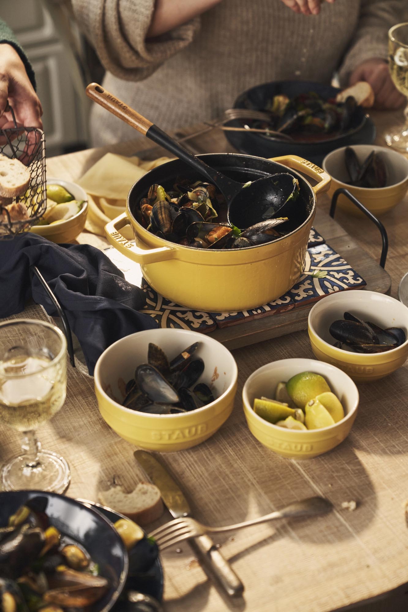 Runde Cocotte aus Gusseisen, 24 cm, 3.7 l, in leuchtendem Citron-Gelb, ideal für Schmorgerichte und stilvolles Servieren.