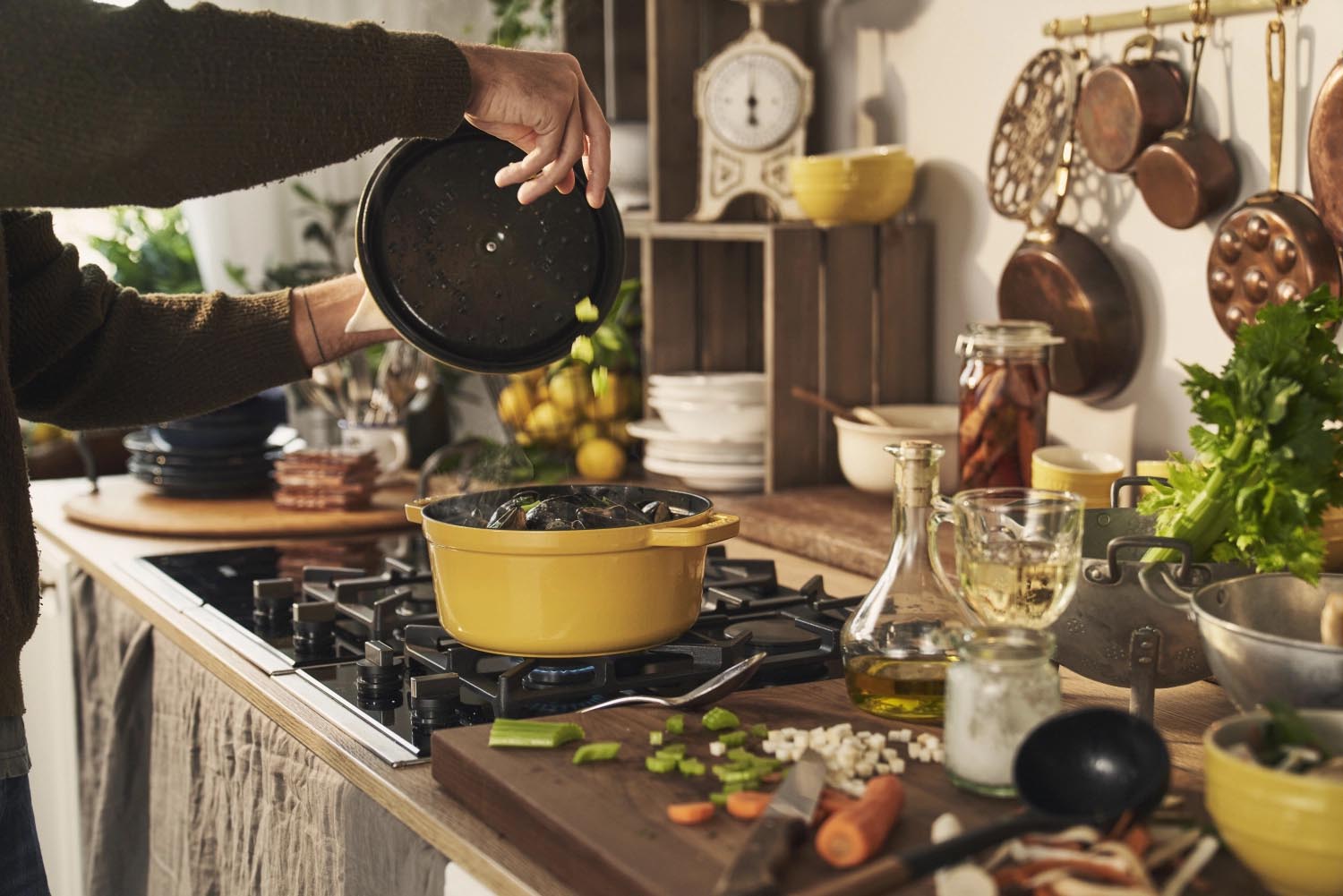 Runde Cocotte aus Gusseisen, 24 cm, 3.7 l, in leuchtendem Citron-Gelb, ideal für Schmorgerichte und stilvolles Servieren.