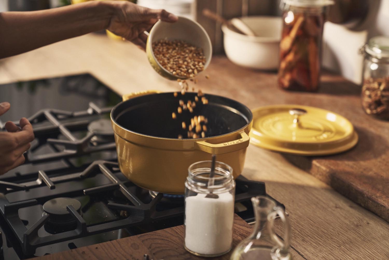 Entdecken Sie die Cocotte von Staub: 26 cm, 5,25 l, in leuchtendem Citron. Ideal für aromatische Gerichte und stilvolles Kochen.